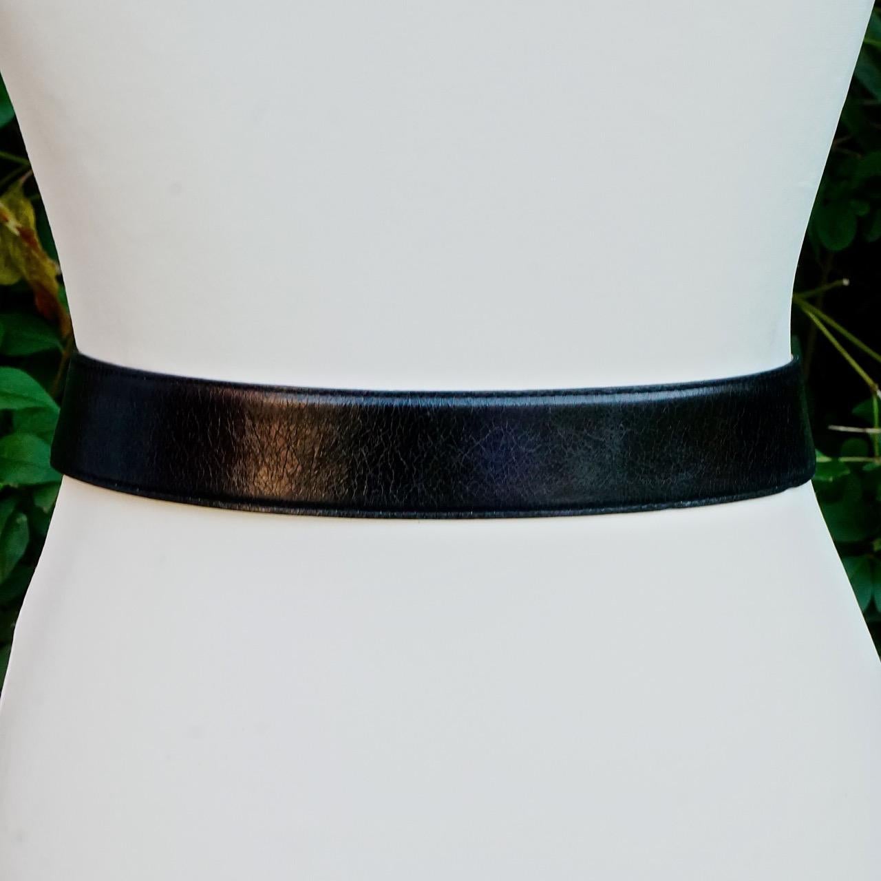 Clara Perri Schwarzer Ledergürtel mit ovalem Kristall und gealterter, silberfarbener Schnalle für Damen oder Herren im Angebot