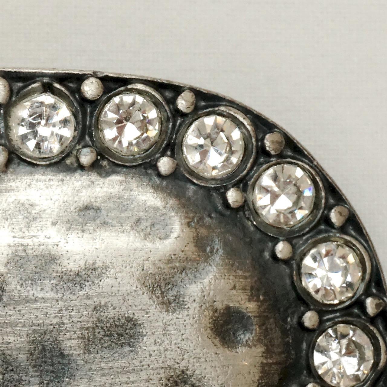 Clara Perri Schwarzer Ledergürtel mit ovalem Kristall und gealterter, silberfarbener Schnalle im Angebot 3