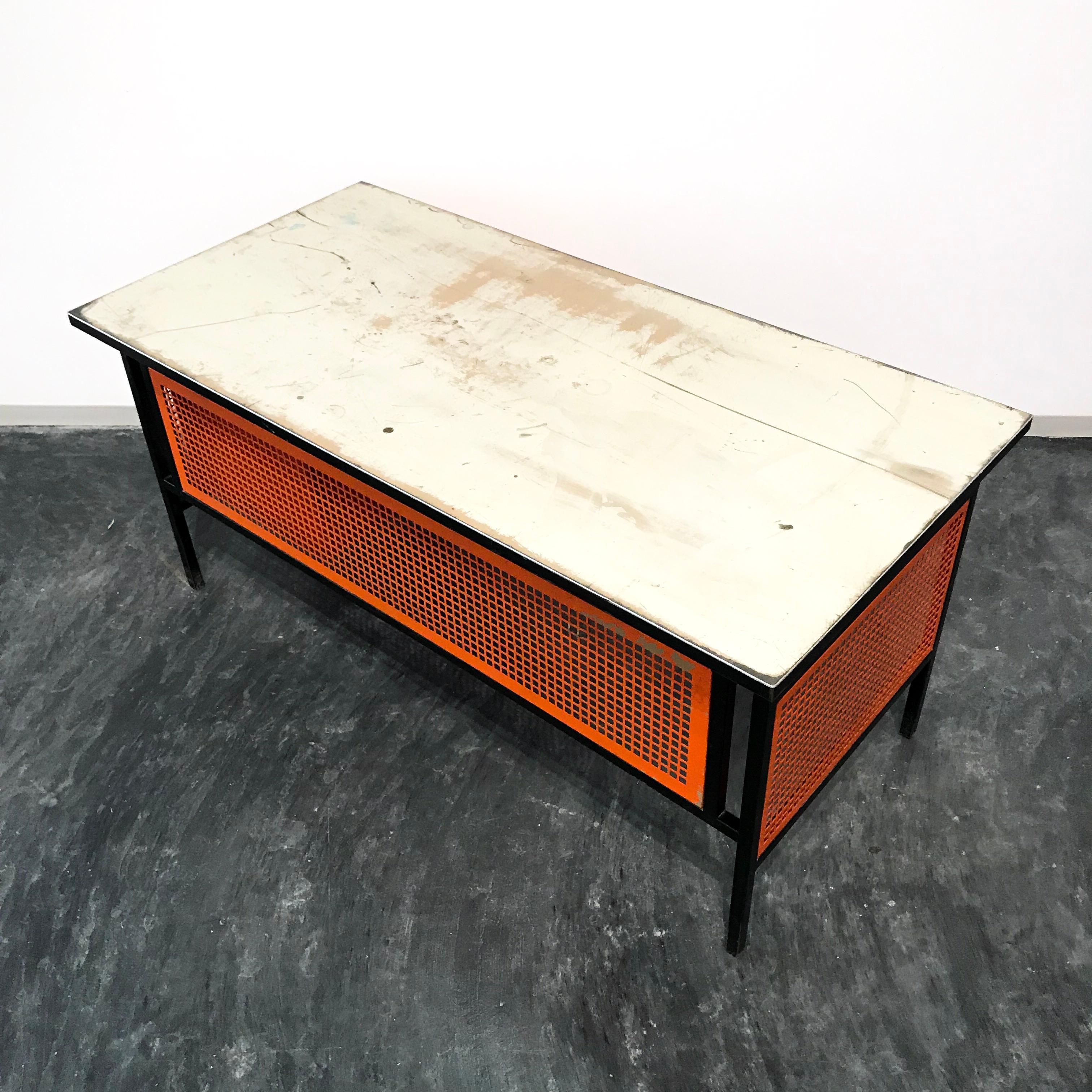 Clara Porset Desk In Good Condition For Sale In Mexico City, CDMX