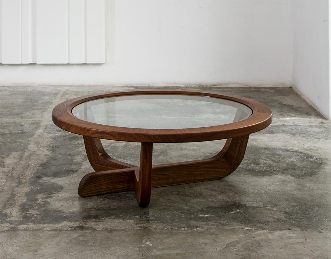 Mexicain Table basse moderniste Clara Porset CP3 en noyer massif et verre de Luteca en vente