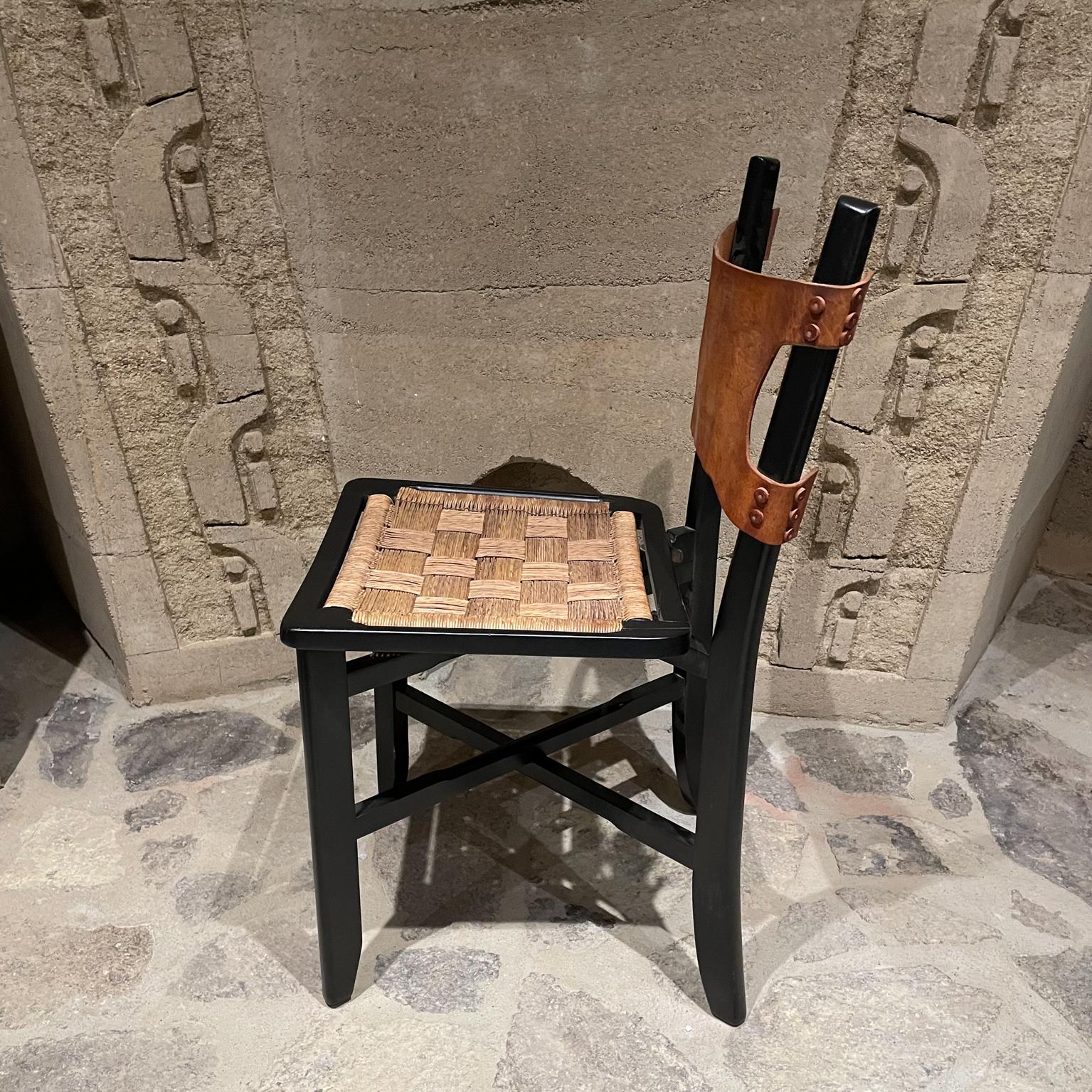 Chaises pliantes mexicaines des années 1950 en cuir et canne attribuées Clara Porset en vente 9