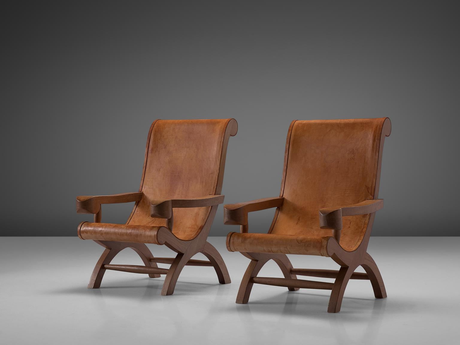 Clara Porset, 2 Sessel 'Butaque', Leder und Zypressenholz, Mexiko, ca. 1947.

Wunderschönes Set von Butaque-Stühlen, entworfen von Clara Porset. Diese Stühle haben ein exotisches Aussehen, da Porset modernes Design mit mexikanischer Handwerkskunst