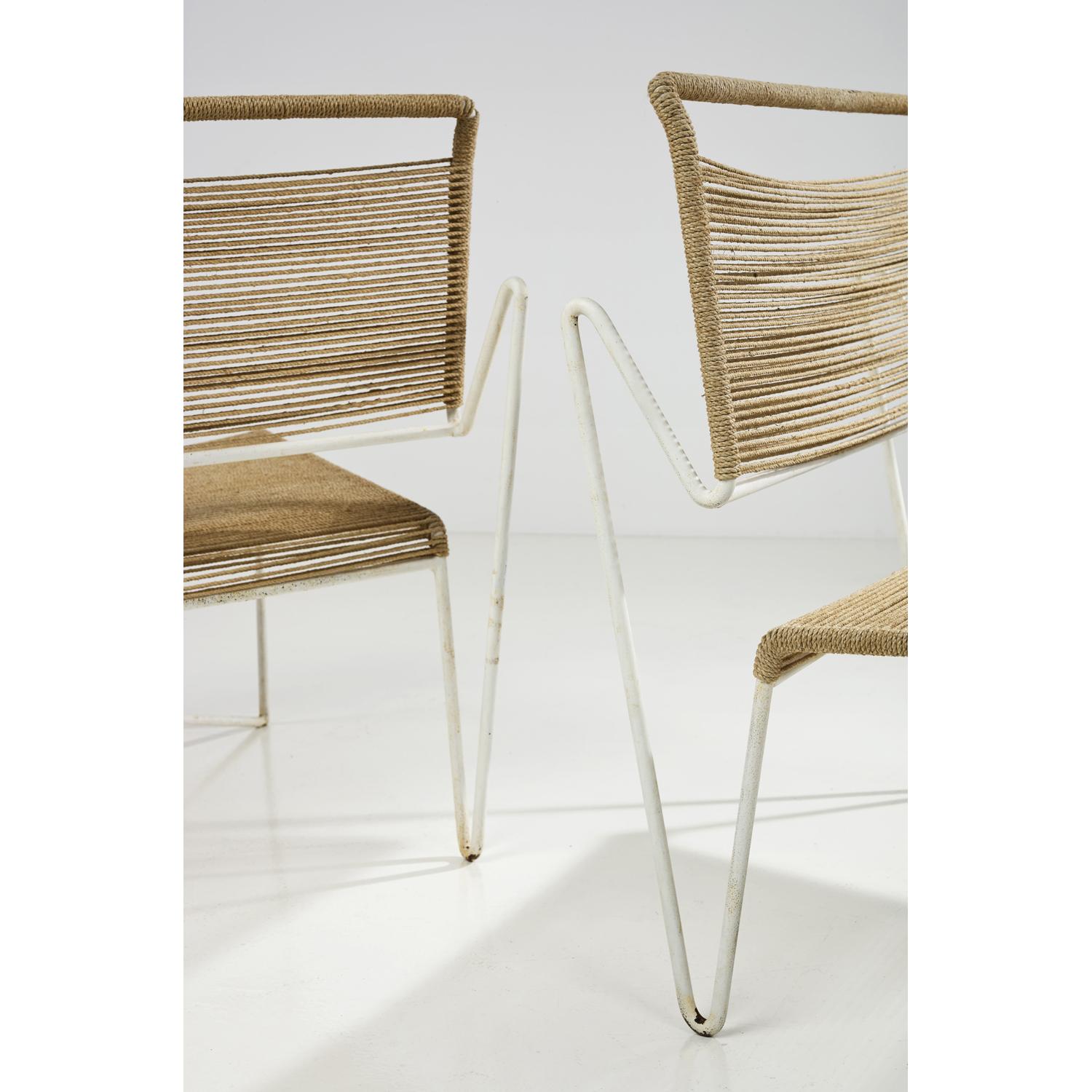 
Clara Porset (1895-1981) - Xavier Guerrero (1896-1974)
Paar Sessel
Seil und lackiertes Metall
Modell erstellt um 1950
Maße: H: 79 x B 70 x T 69 cm

Dieses Stuhlmodell gehört zur Auswahl des vom Museum of Modern Art, New York (MoMa) veranstalteten