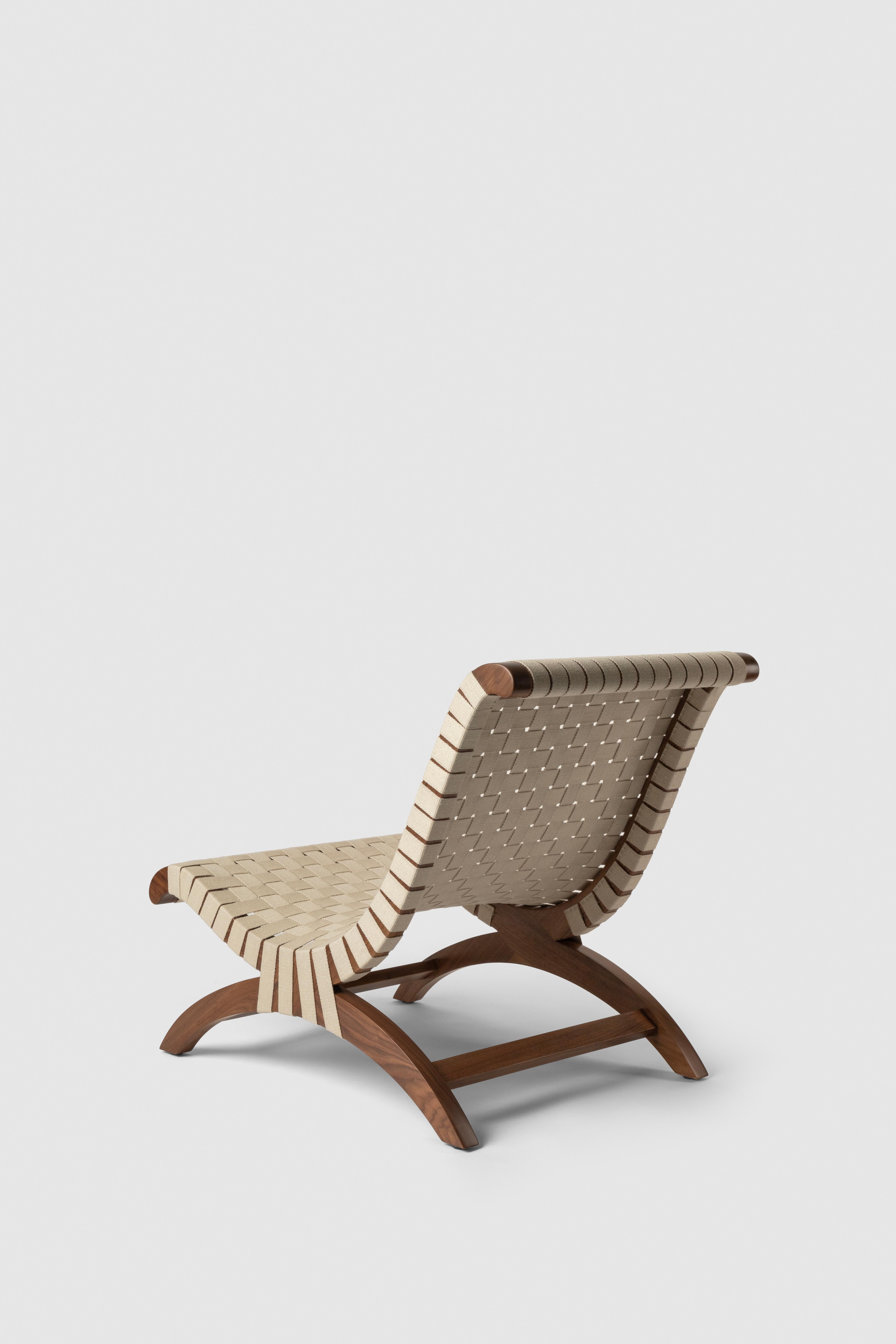 Clara Porset's Mexican Walnut & Hemp Butaque Chair, lizenzierte Neuauflage von Luteca (Handgefertigt) im Angebot