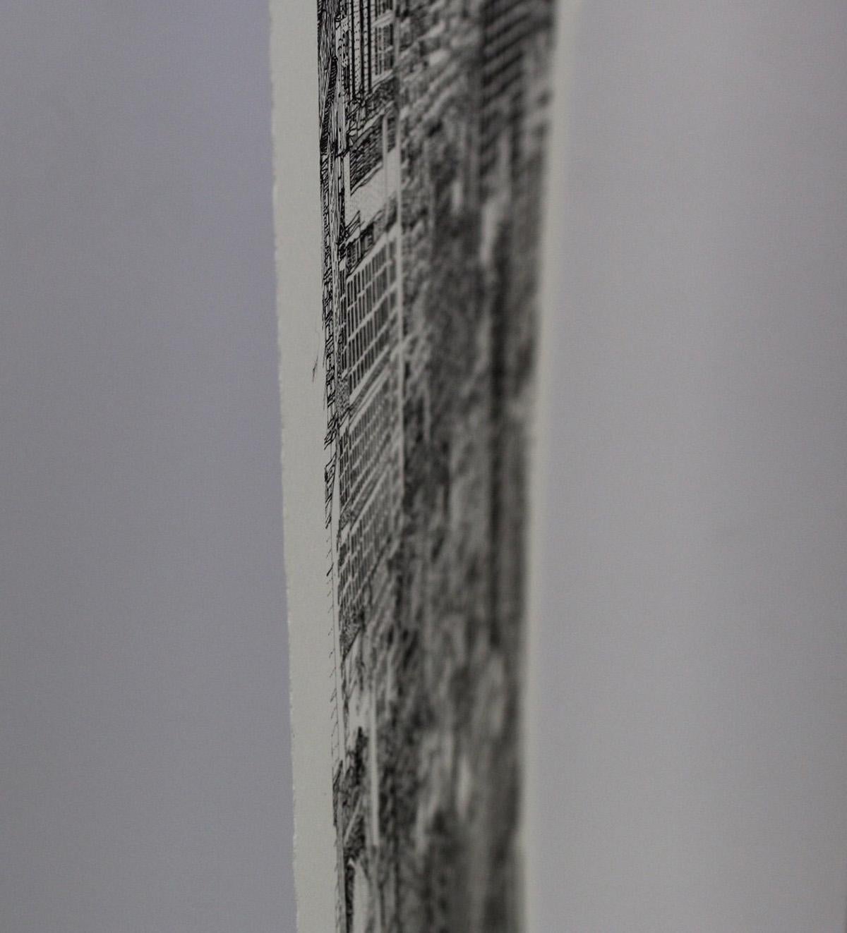 Shimmer and Shine New York City Skyline BY CLARE HALIFax, Stampa paesaggio urbano in oro - Landscape Print Grigio di Clare Halifax