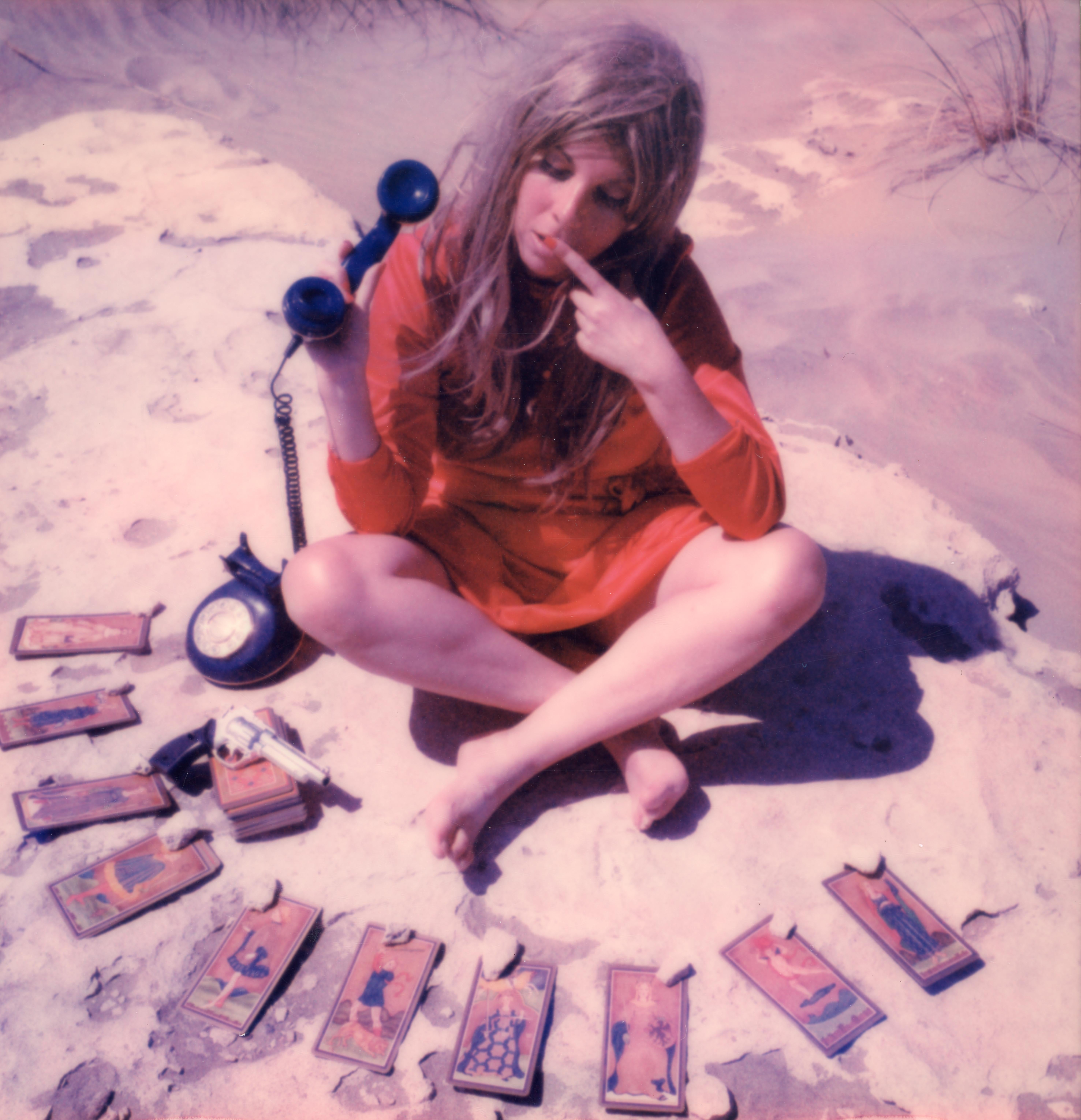 Clare Marie Bailey Figurative Photograph – 24 hr Psychic Desert Hotline - Contemporary, Polaroid, Fotografie, Figurativ