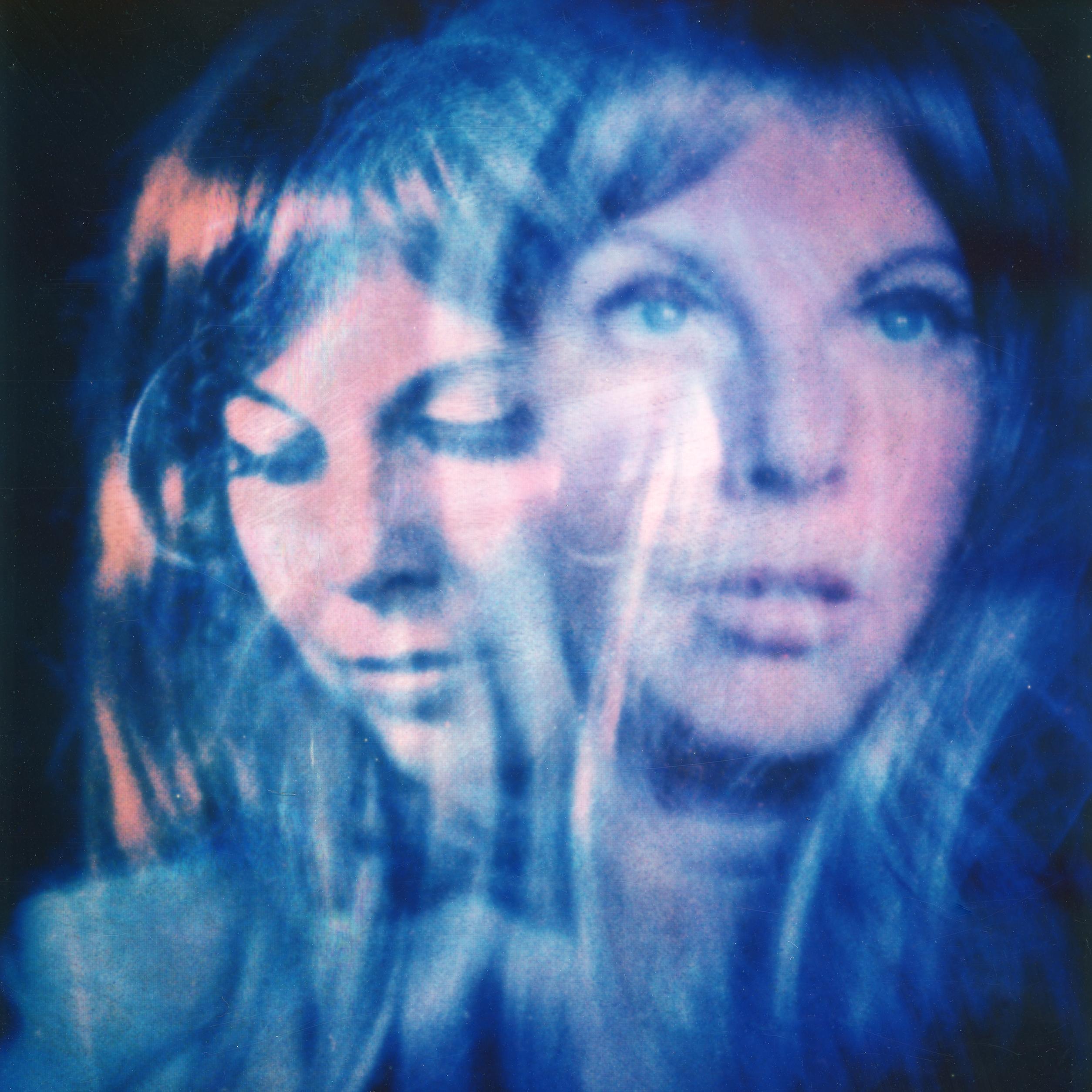 Luminaire bleu - Contemporain, Polaroid, Femme, XXIe siècle