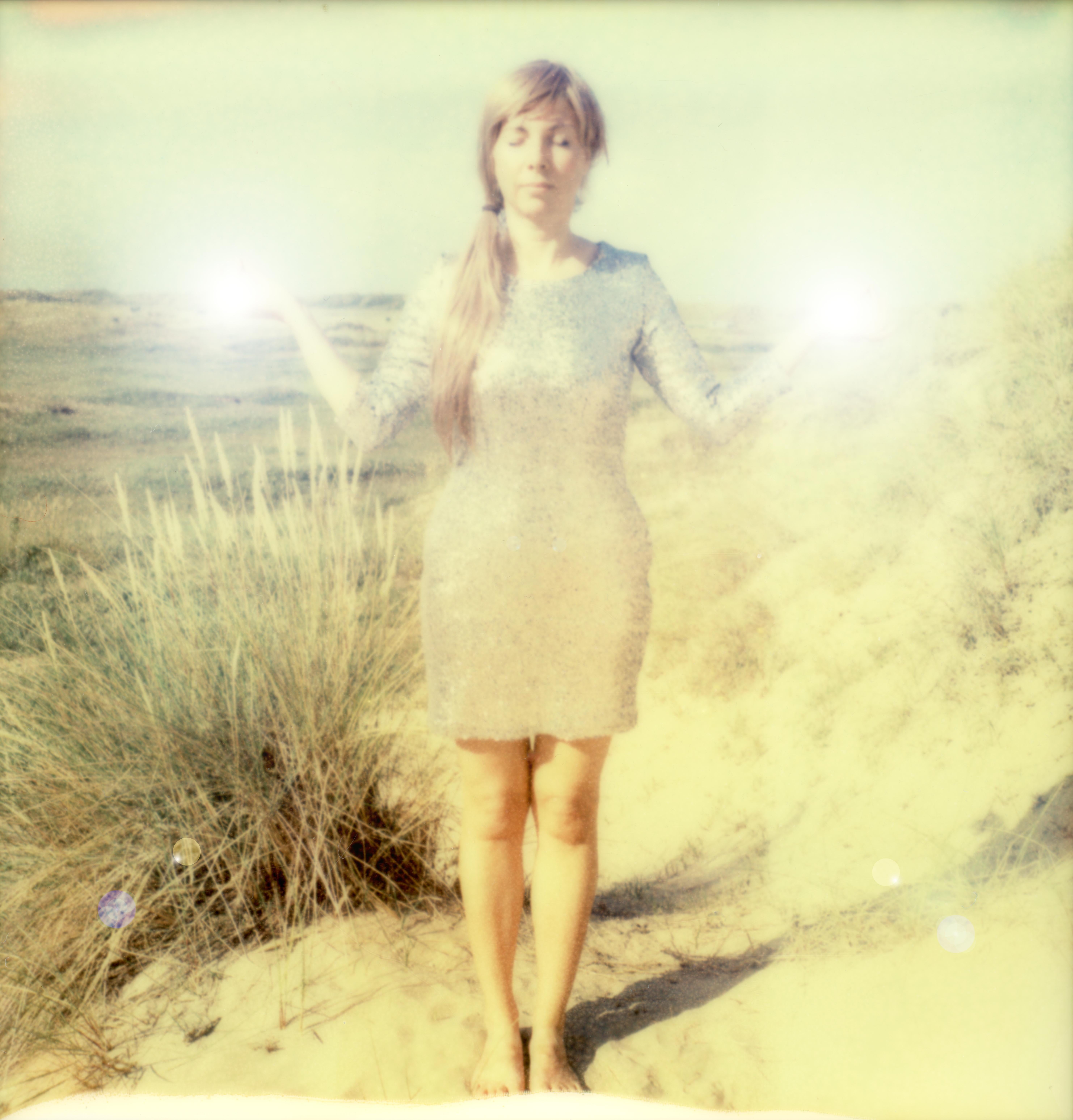 Desert Dream - Zeitgenössisch, Polaroid, Fotografie, figürlich, Porträt
