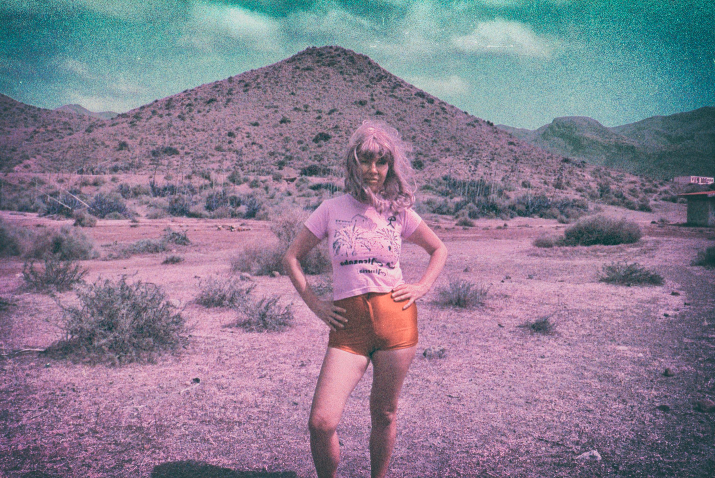 Clare Marie Bailey Color Photograph – Dusk til Dawn - Zeitgenössisch, 35 mm, Frauen, figürlich, Porträt