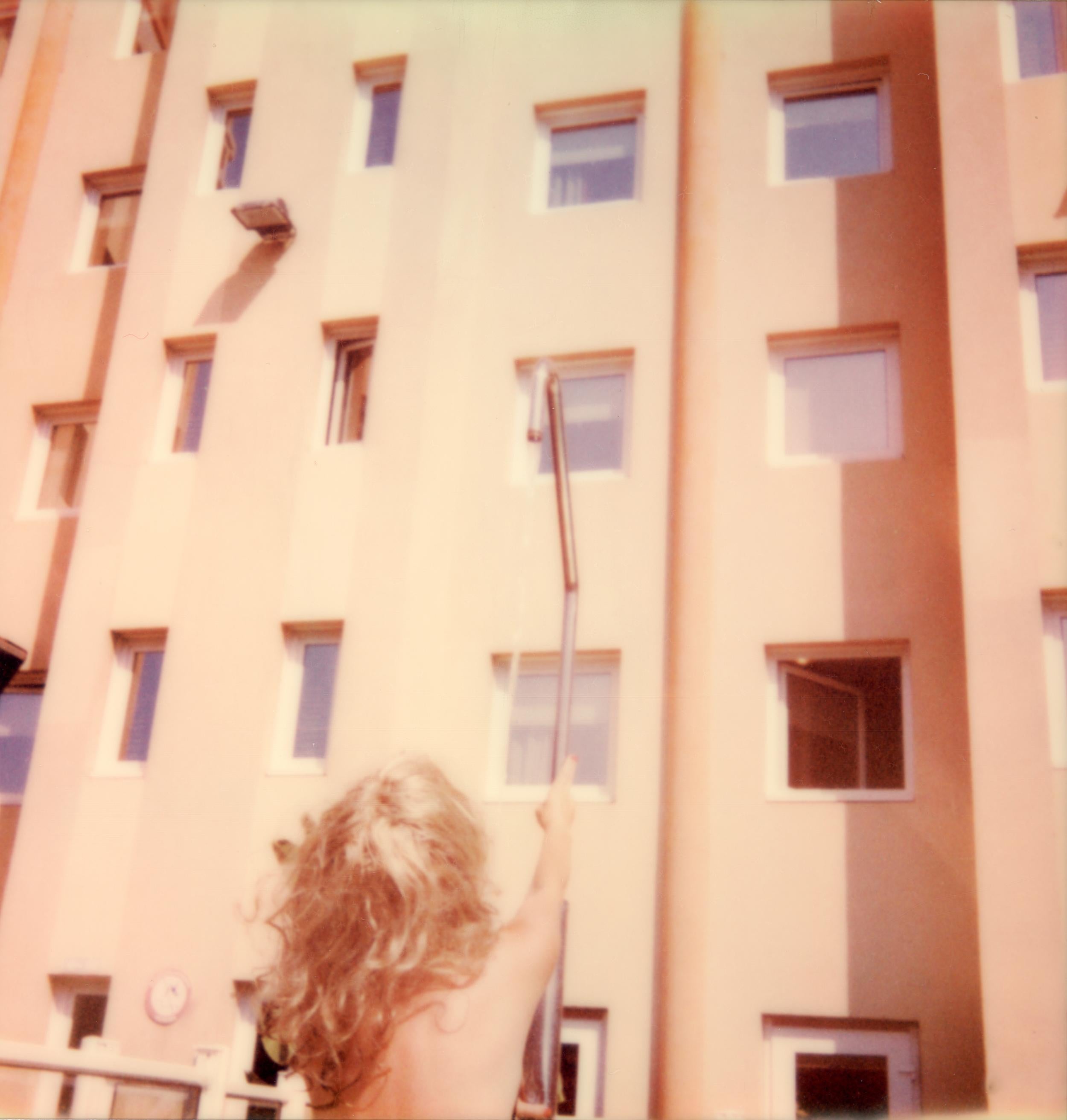 Clare Marie Bailey Nude Photograph – Hotel Shower – Zeitgenössisch, Polaroid, Frau, 21. Jahrhundert