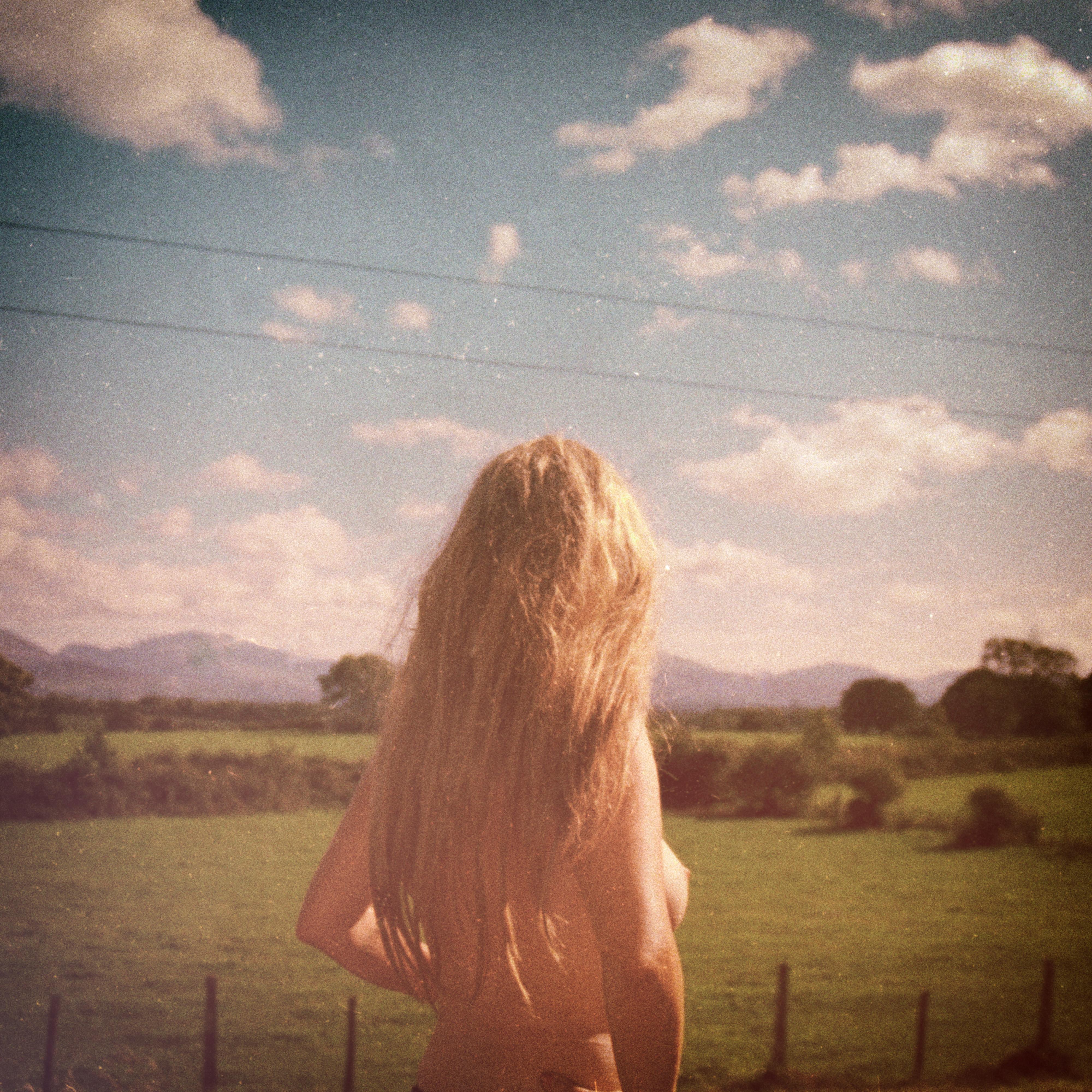 Figurative Photograph Clare Marie Bailey - Island Haze - Contemporain, Polaroid, Photographie, Figuratif, Portrait