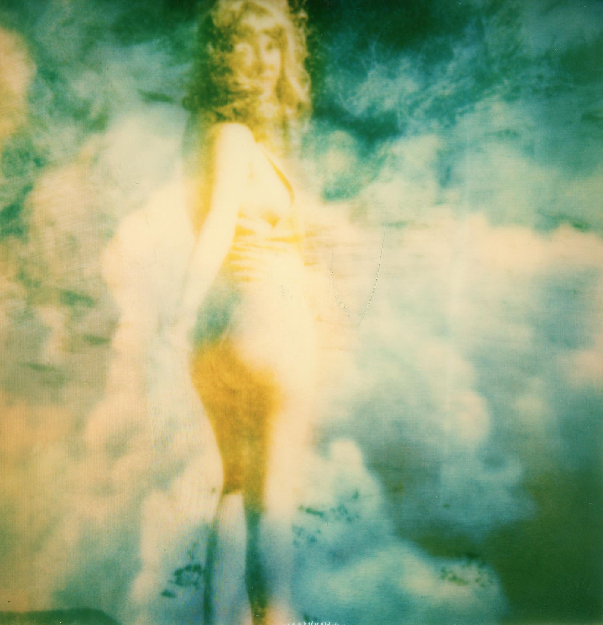 Clare Marie Bailey Color Photograph – zuli - Zeitgenössisch, Polaroid, Fotografie, figürlich