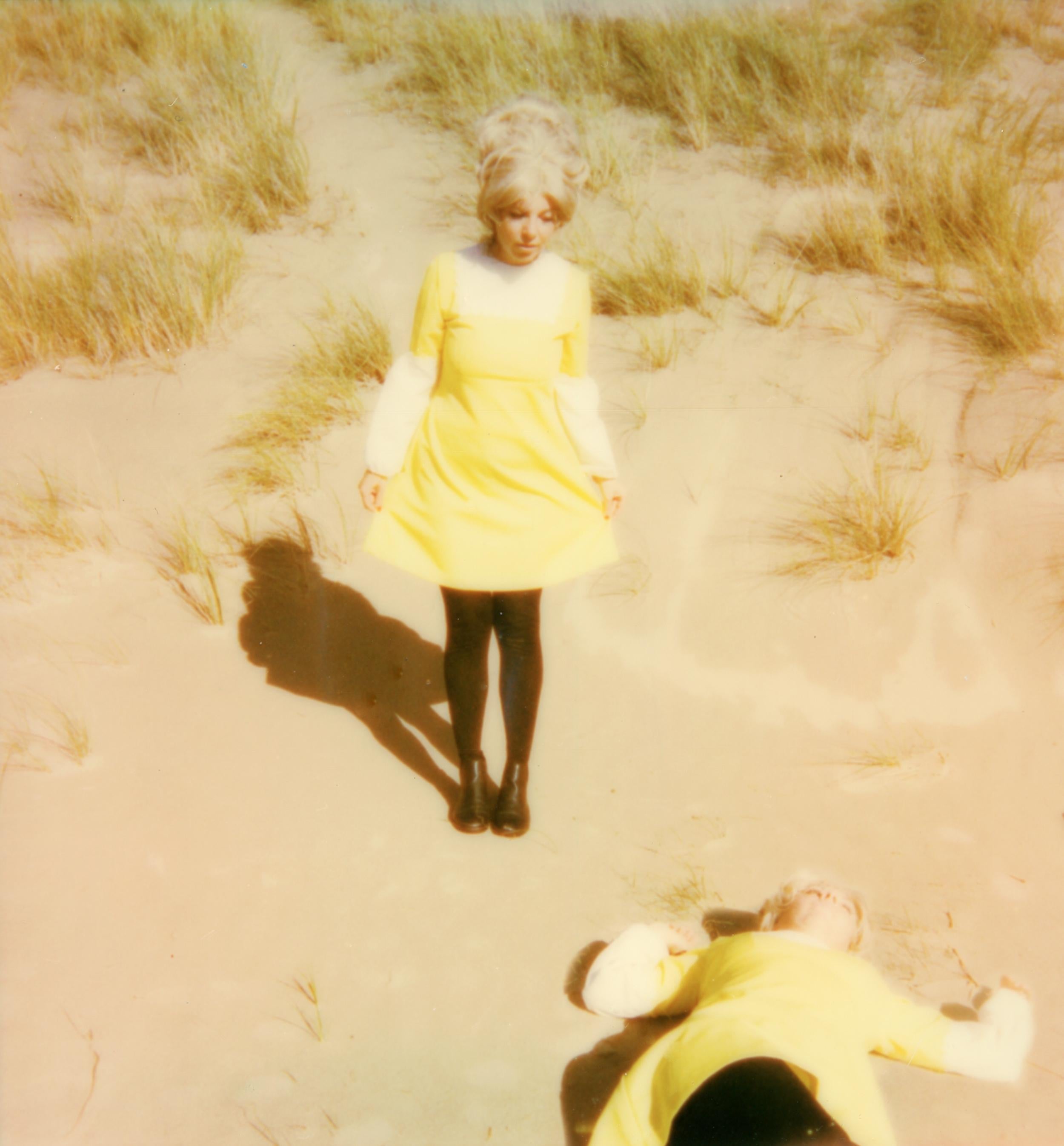 Clare Marie Bailey Color Photograph – Look both Ways - Contemporary, Polaroid, Frau, 21. Jahrhundert, Psychiatrie