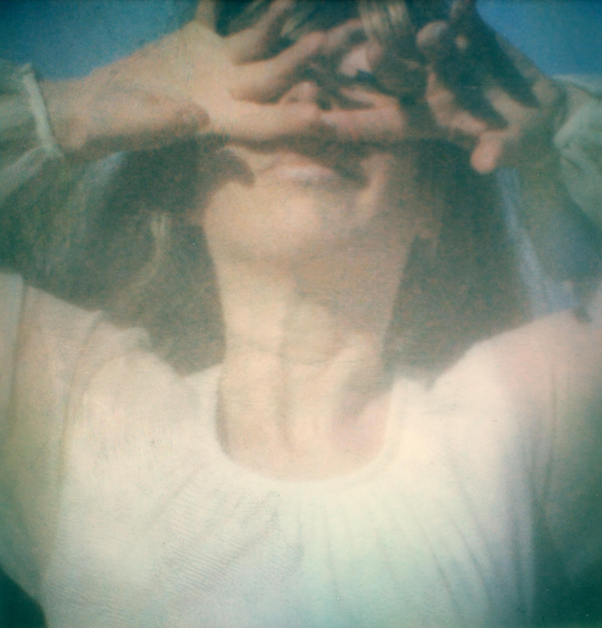 Clare Marie Bailey Portrait Photograph – Miranda – Zeitgenössisch, Polaroid, figürlich, Frau, 21. Jahrhundert, Psychiatrie