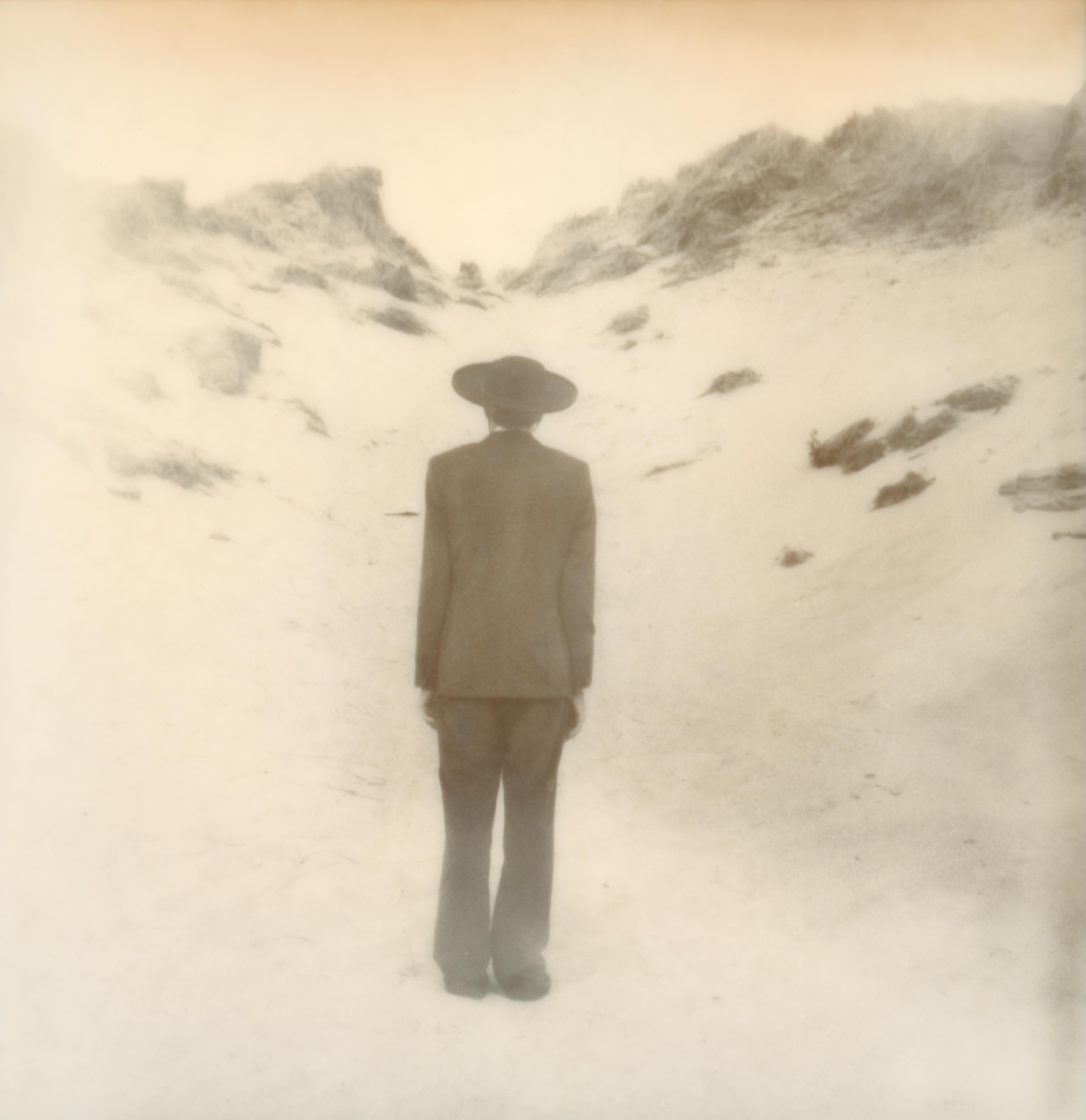 Clare Marie Bailey Color Photograph – Mystery Man - Zeitgenössisch, Polaroid, Fotografie, figürlich, Porträt