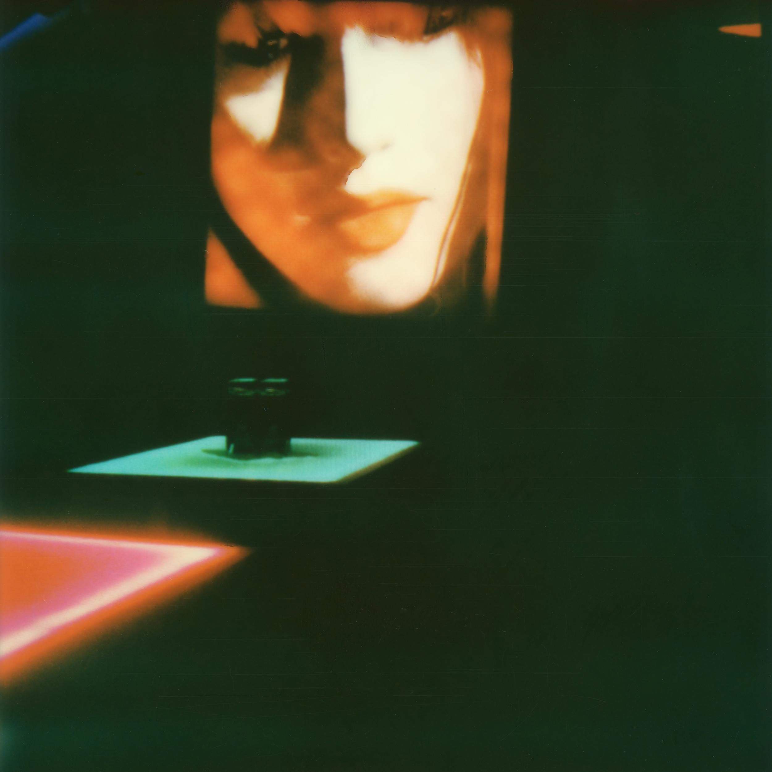 Color Photograph de Clare Marie Bailey - Neon Demon - Contemporáneo, Polaroid, Mujer, Siglo XXI, Psiquiatría