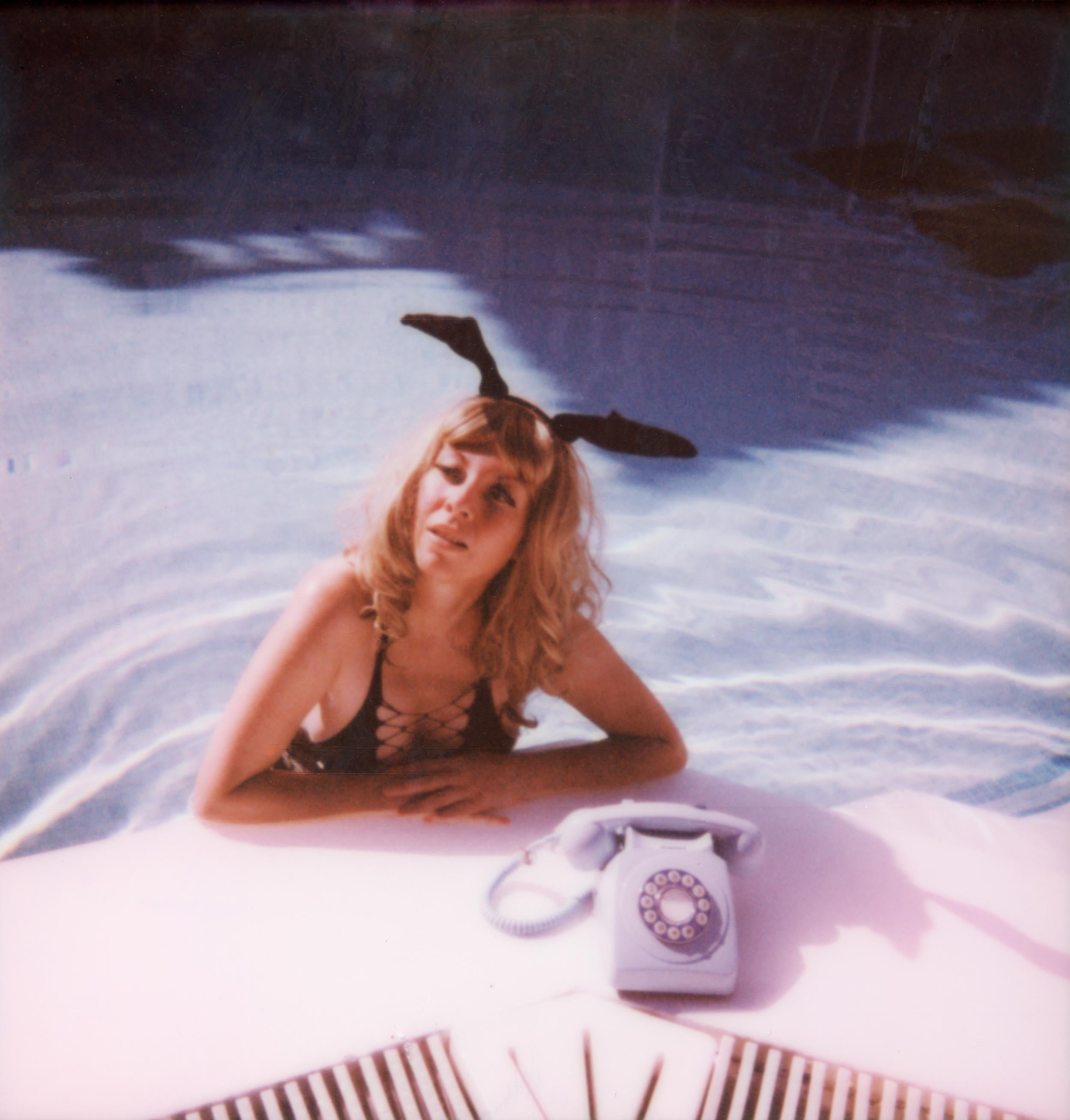 Clare Marie Bailey Color Photograph – Pool Bunny - Zeitgenössisch, Polaroid, Frau, 21. Jahrhundert, Nackt, Psychiatrie