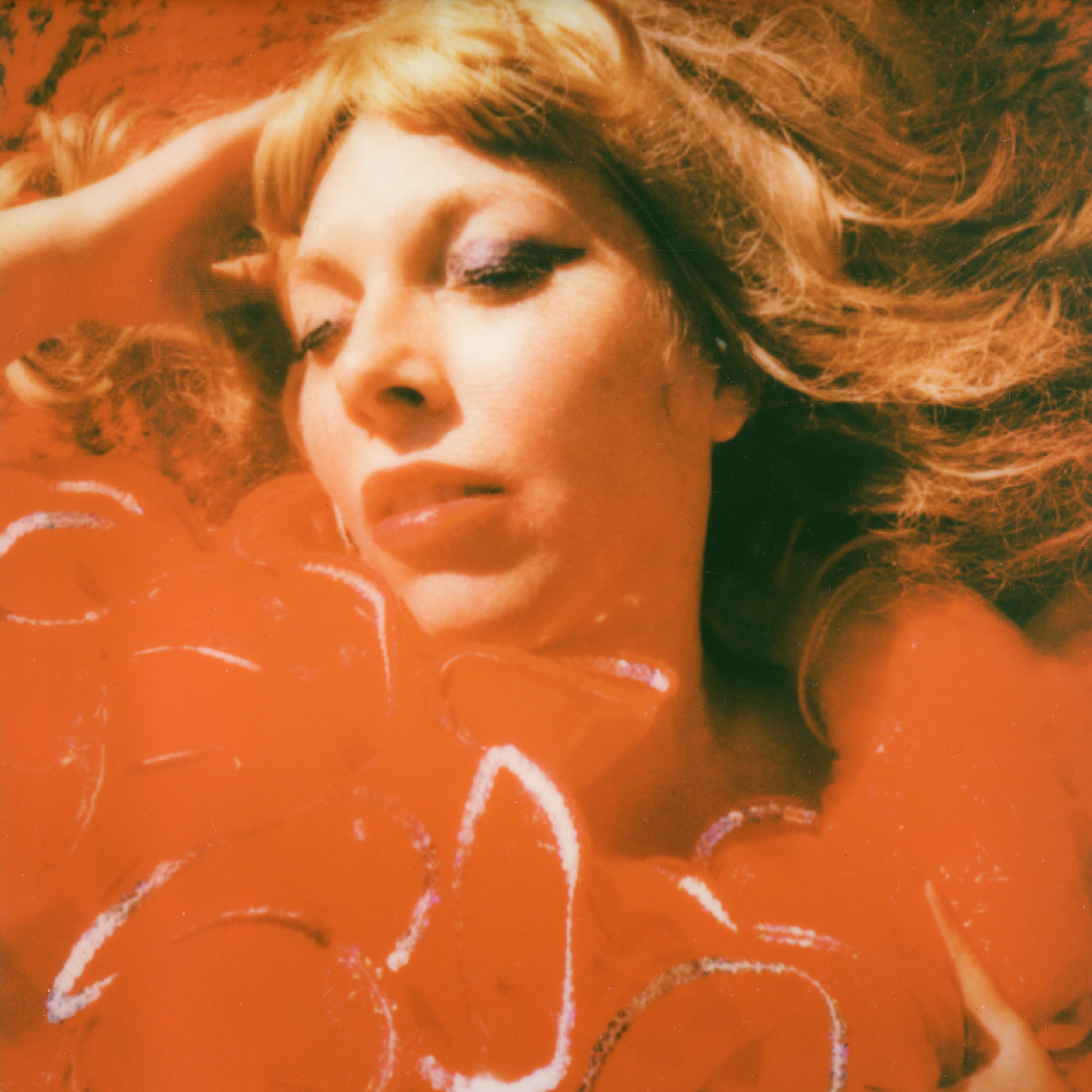 Rot oder Toter – Zeitgenössisch, Polaroid, Frauen, Figuratives Porträt
