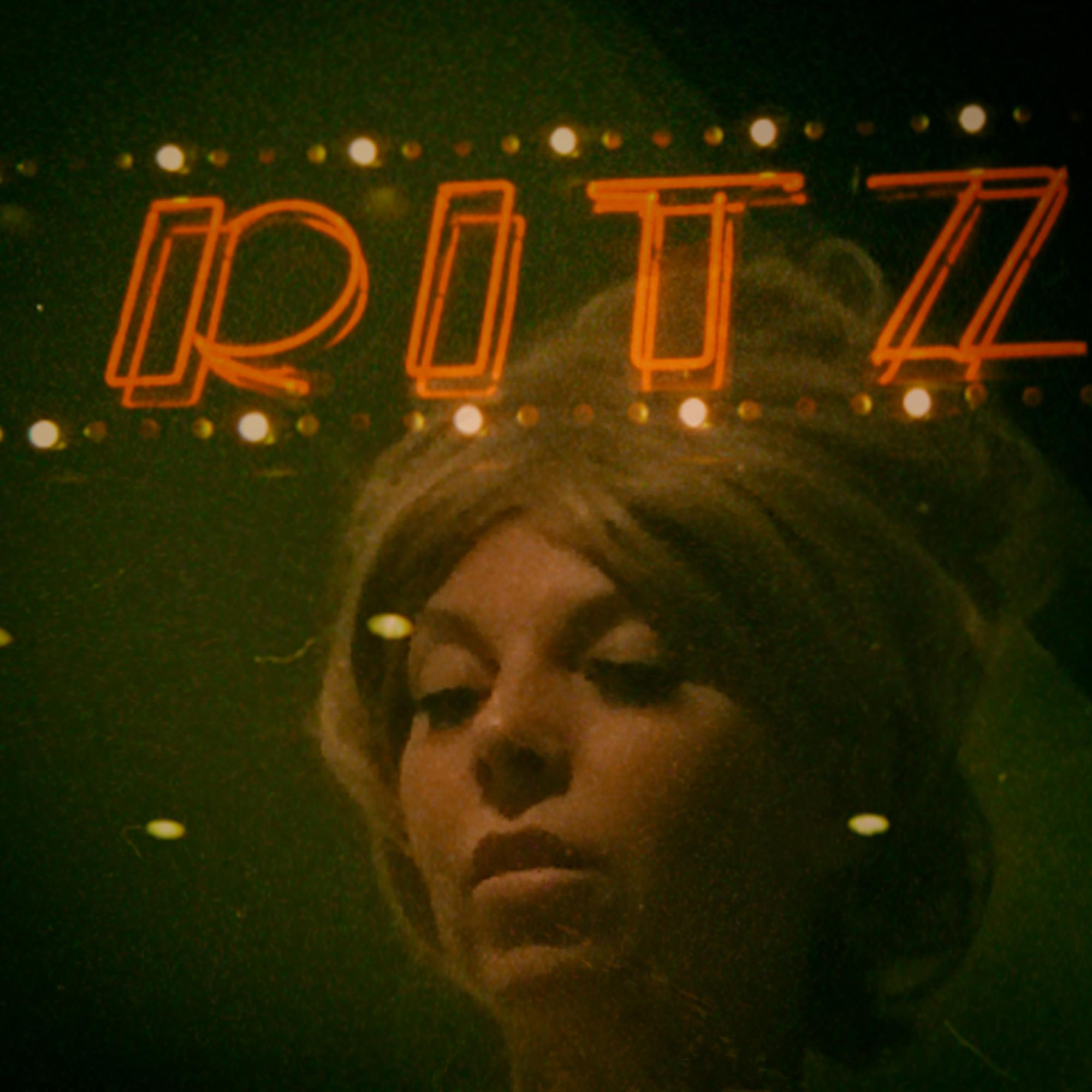 Ritz - Contemporain, Polaroid, Photographie, Figuratif, Portrait