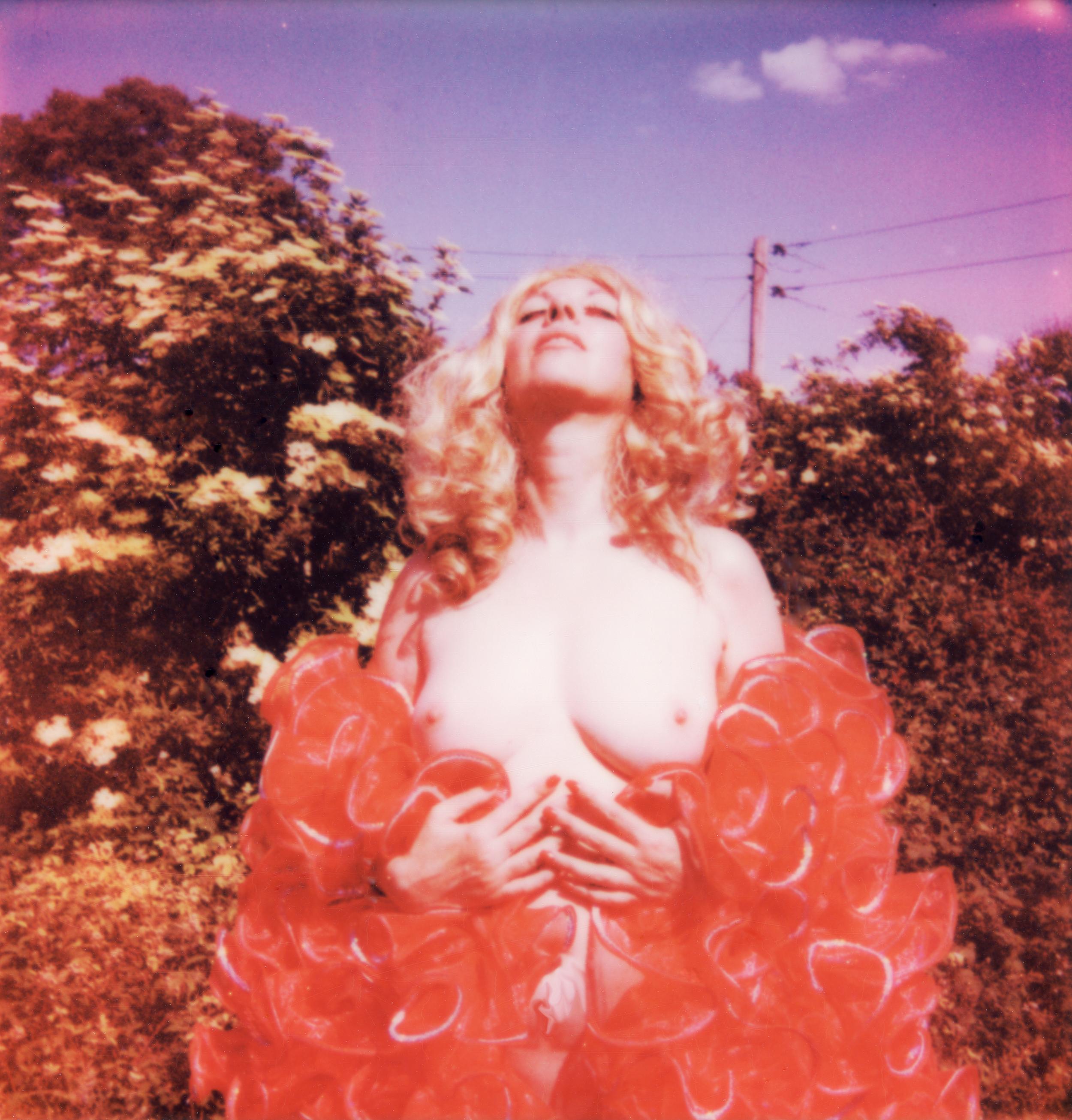 Clare Marie Bailey Color Photograph – Scarlett - Contemporary, Polaroid, Frau, 21. Jahrhundert