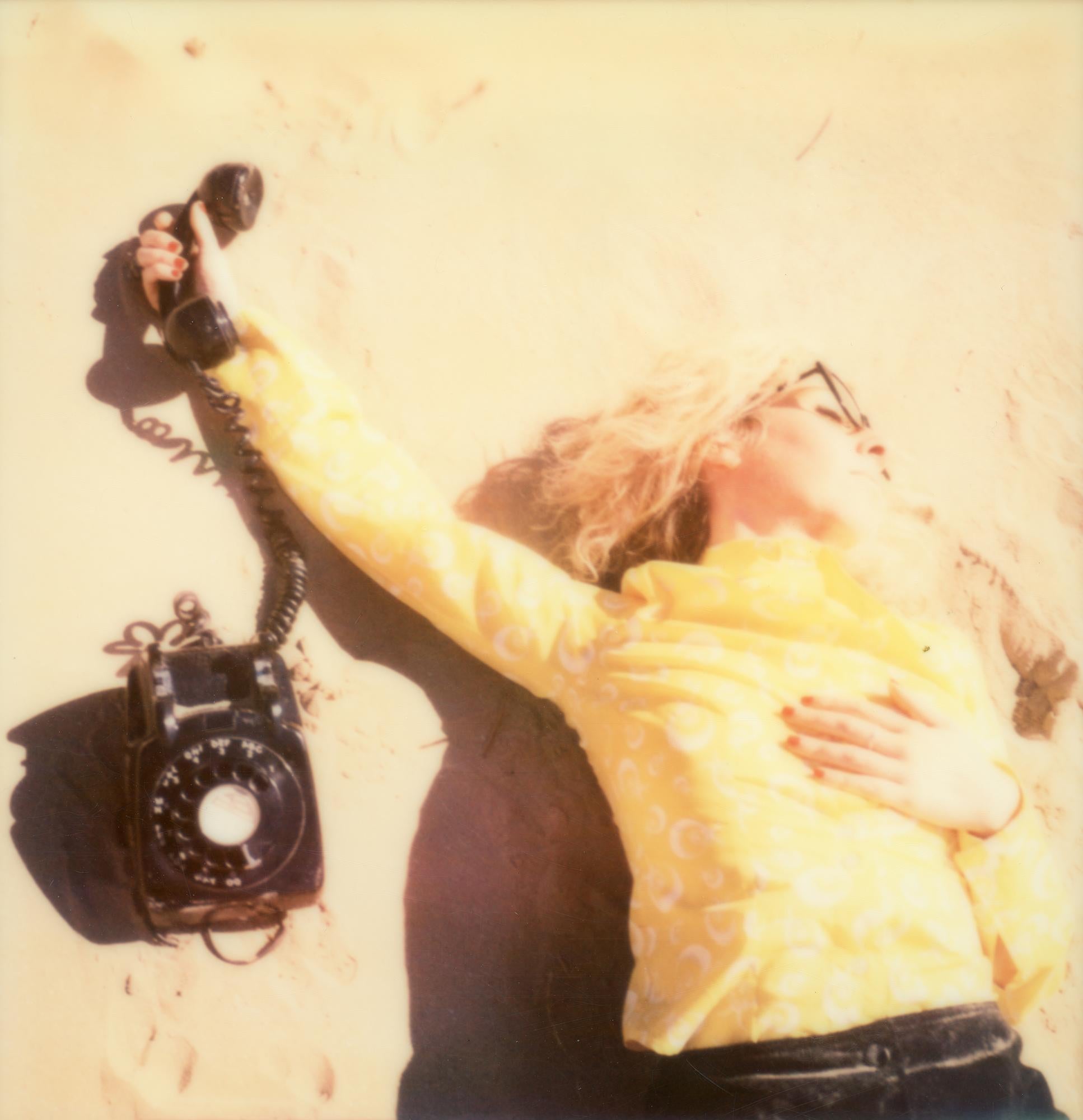 Sekretärin auf der Flucht - Contemporary, Polaroid, Fotografie, Figurativ, Porträt