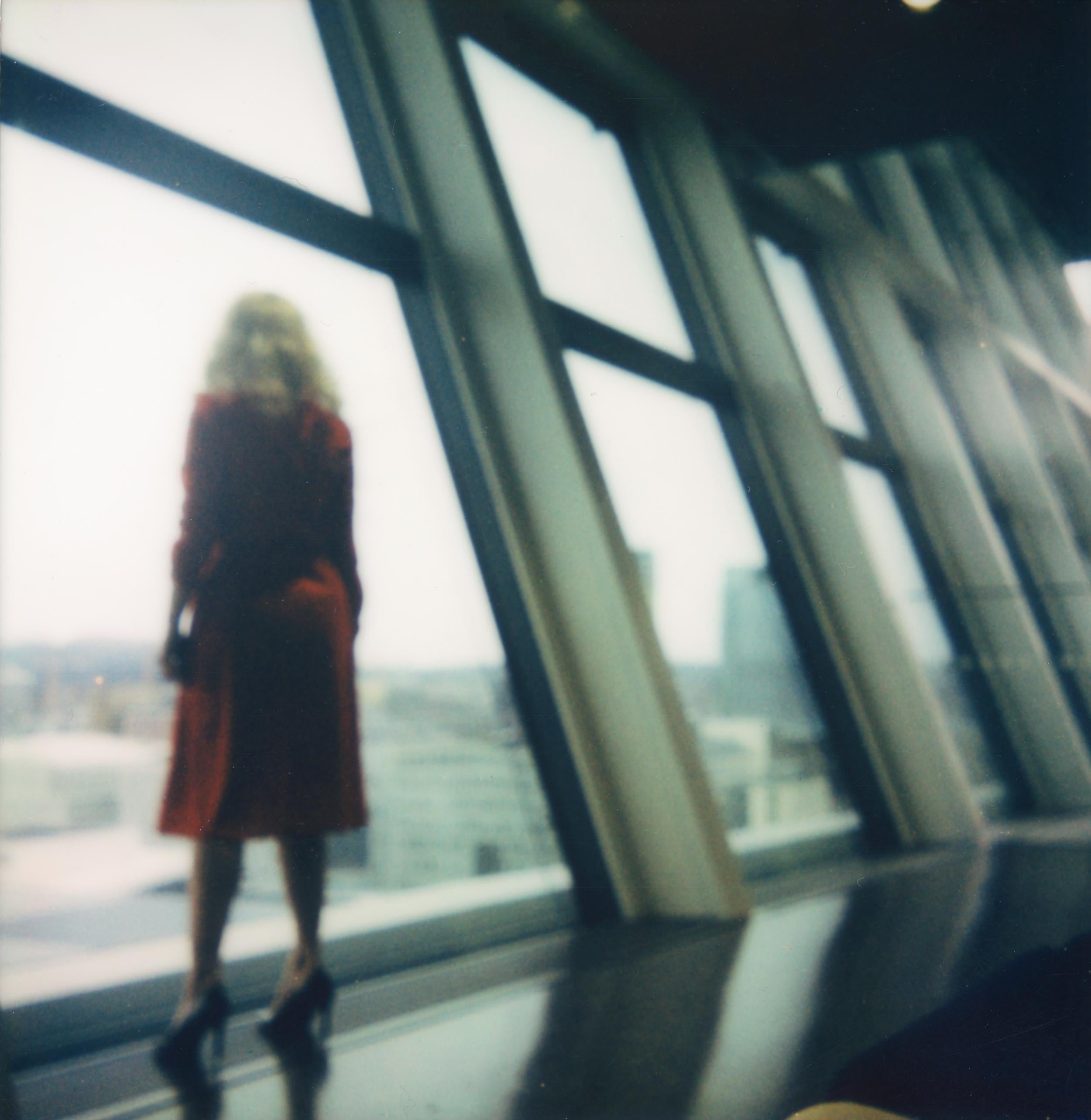 Einsamkeit - Contemporary, Polaroid, Frau, 21. Jahrhundert