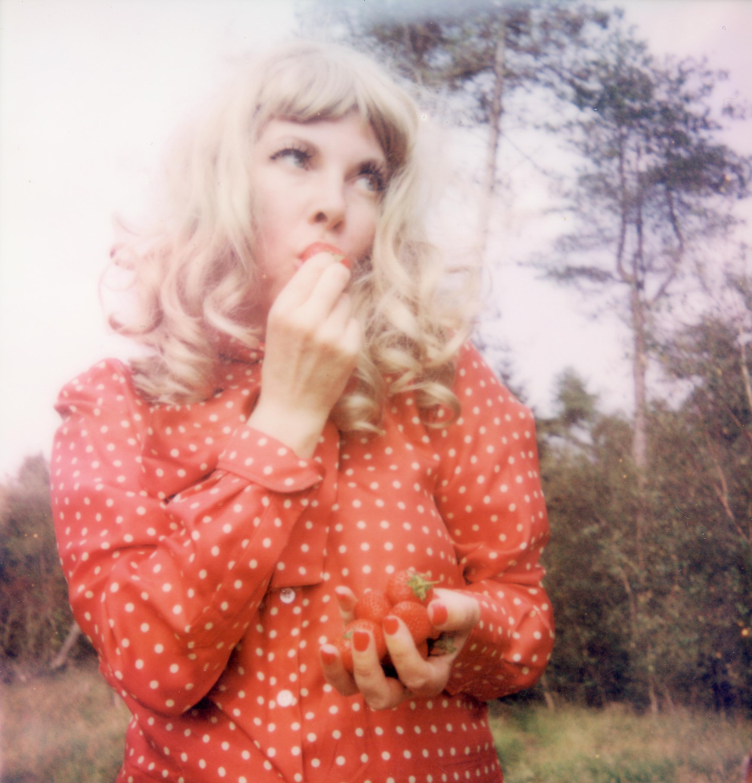 Color Photograph Clare Marie Bailey - Polaroid contemporain, femme, blond fraise, XXIe siècle