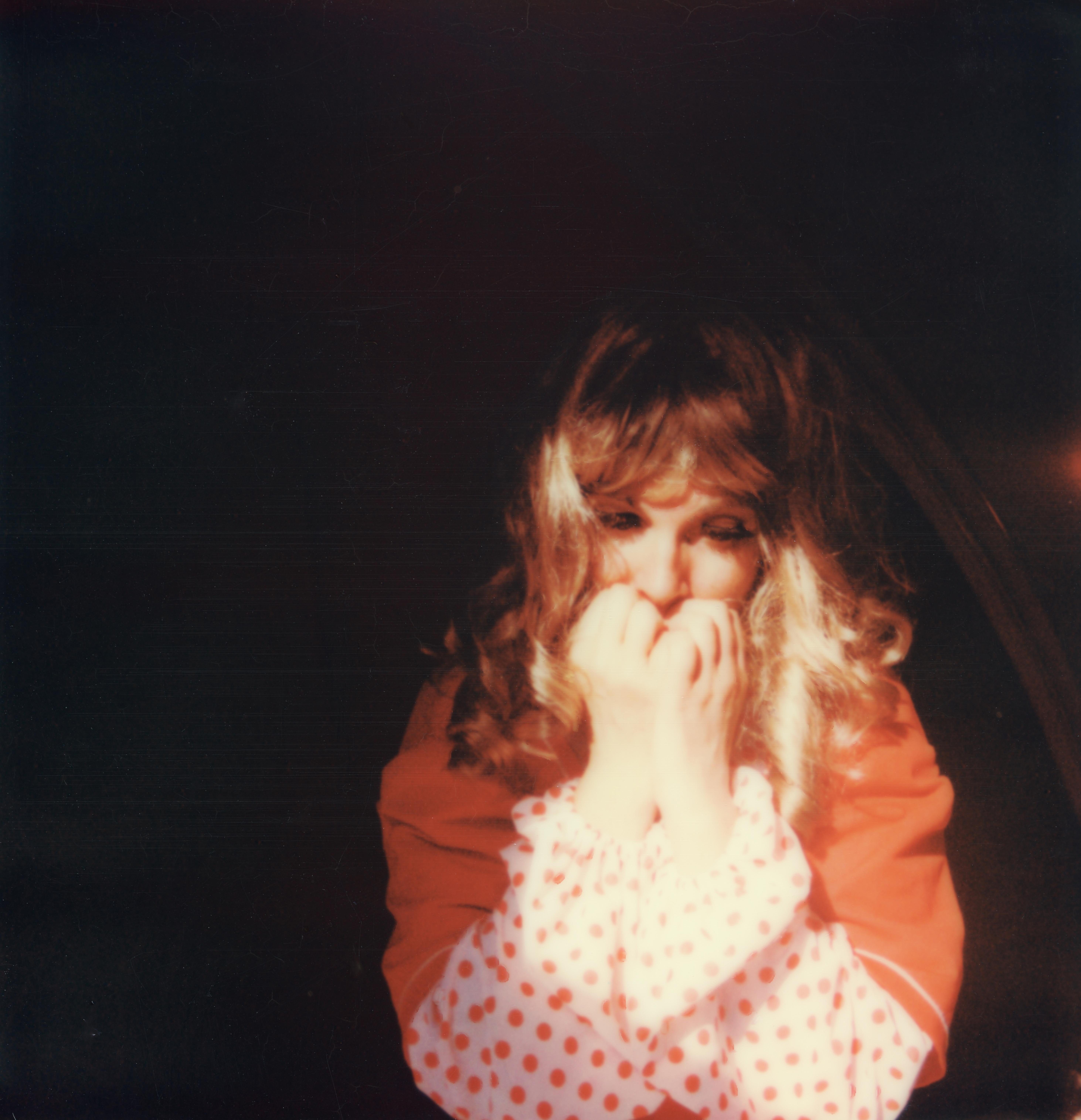 Clare Marie Bailey Portrait Photograph – The Red Room - Contemporary, Polaroid, Fotografie, Figurativ, Porträt