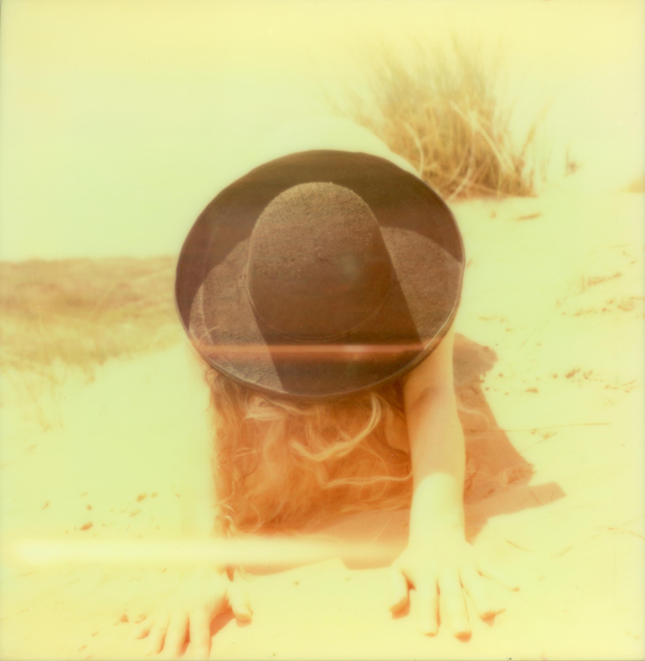 Color Photograph di Clare Marie Bailey - Al deserto una figlia - Contemporaneo, Polaroid, Donna, 21° secolo,
