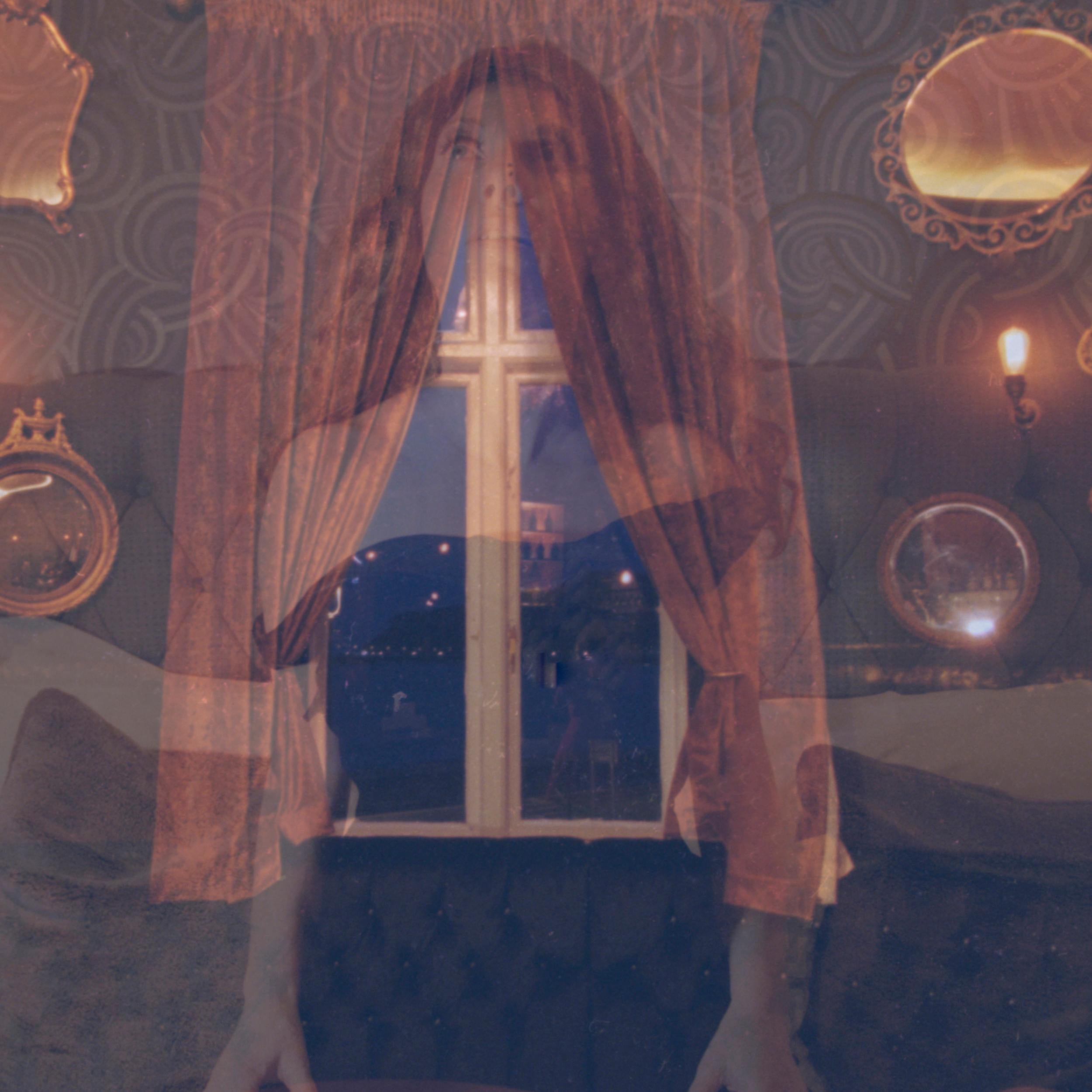 Clare Marie Bailey Color Photograph – Visions at the Mirrored Palace - Contemporary, Polaroid, Frau, Psychiatrie