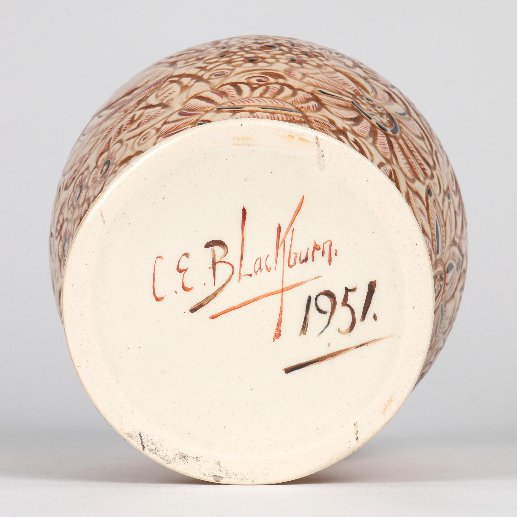 Vaso in ceramica d'arte modellata floreale di metà secolo Clarence E Blackburn in vendita 4