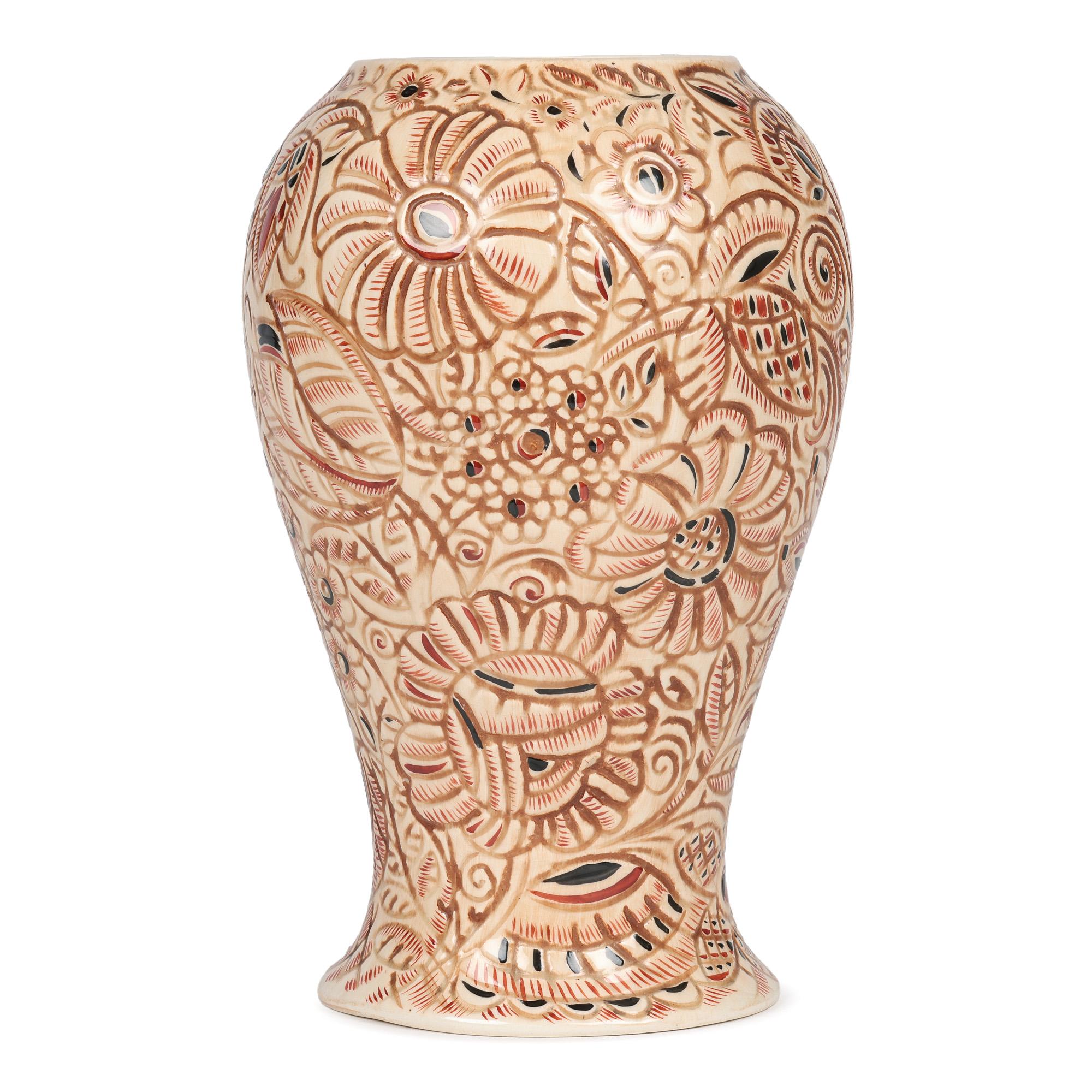 Uno splendido e raro vaso britannico di metà secolo in ceramica artistica a stampo floreale del famoso artista Clarence E Blackburn (inglese, 1914-1984) datato 1951. 

Clarence E Blackburn era un pittore, stampatore, artista commerciale e ceramista
