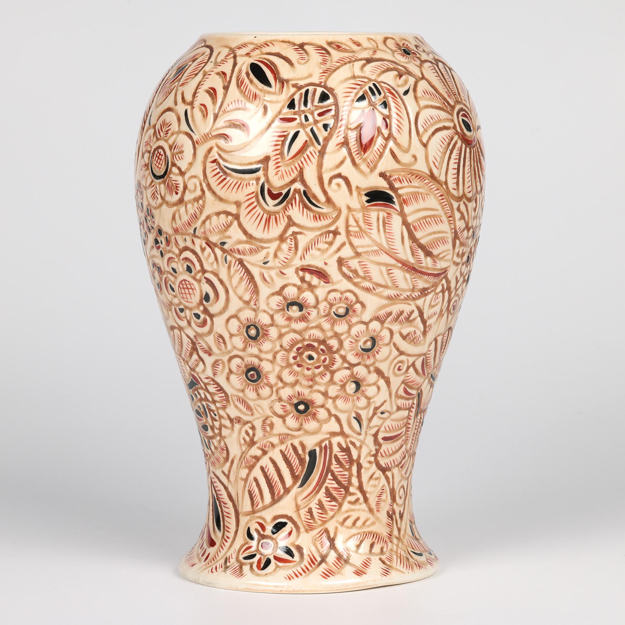 Britannico Vaso in ceramica d'arte modellata floreale di metà secolo Clarence E Blackburn in vendita