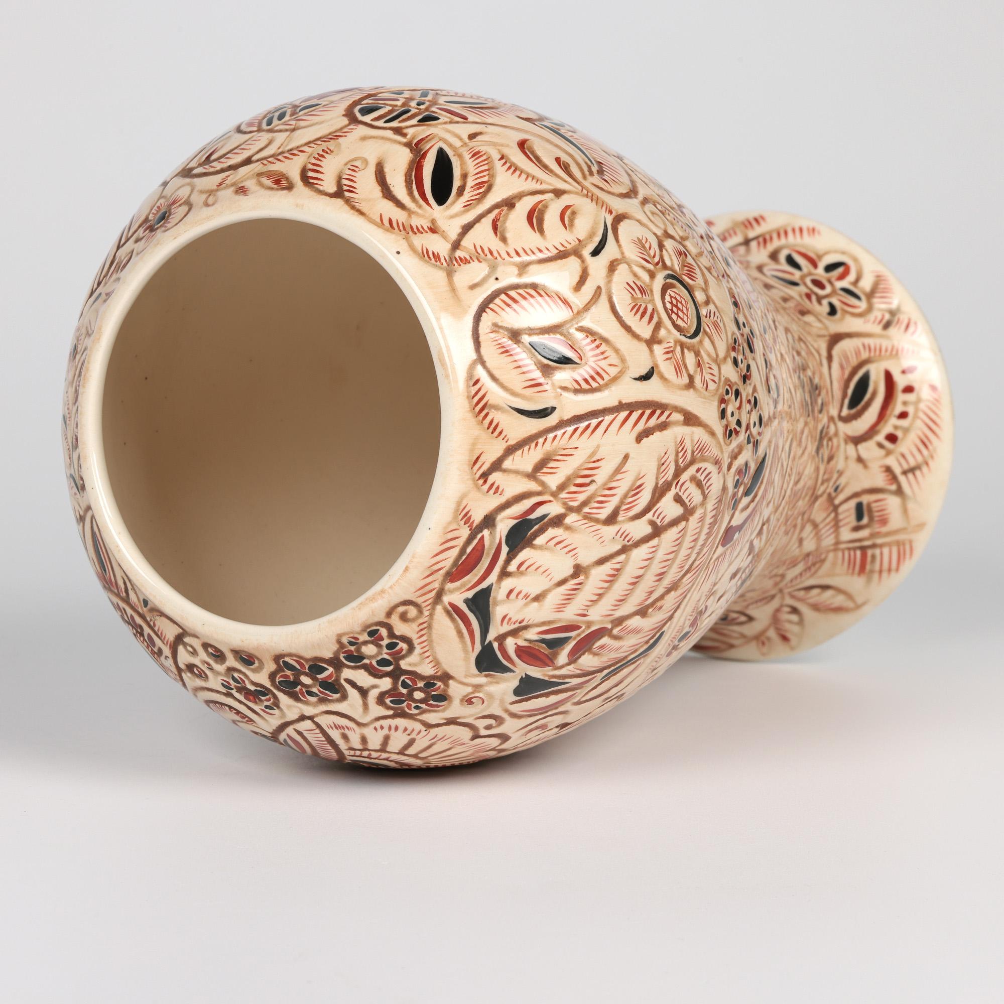 Smaltato Vaso in ceramica d'arte modellata floreale di metà secolo Clarence E Blackburn in vendita
