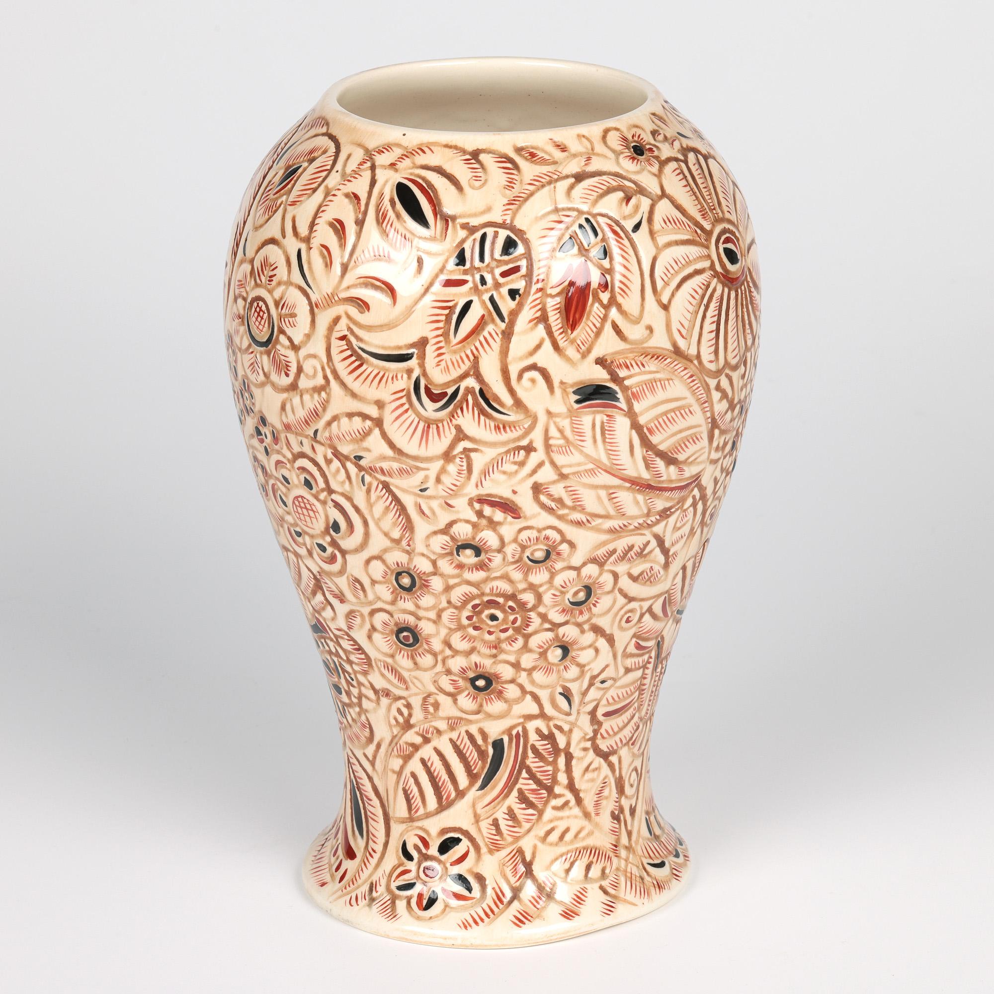 Vaso in ceramica d'arte modellata floreale di metà secolo Clarence E Blackburn In condizioni buone in vendita a Bishop's Stortford, Hertfordshire