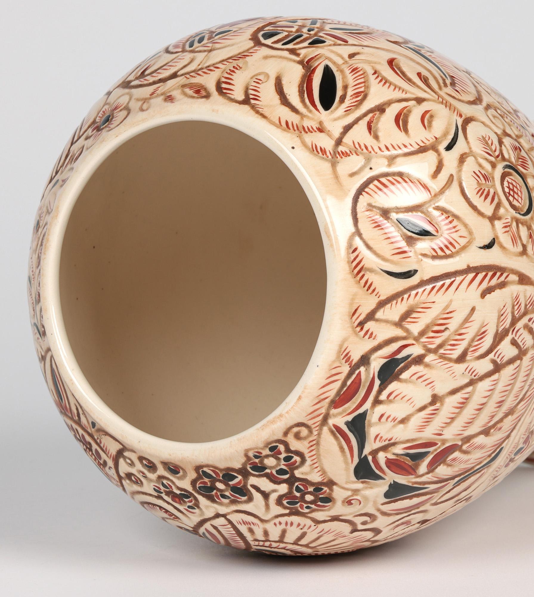 XX secolo Vaso in ceramica d'arte modellata floreale di metà secolo Clarence E Blackburn in vendita