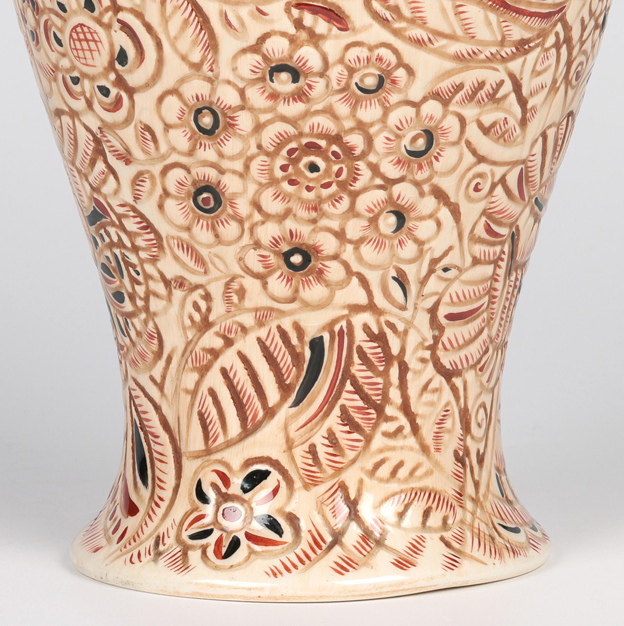Ceramica Vaso in ceramica d'arte modellata floreale di metà secolo Clarence E Blackburn in vendita