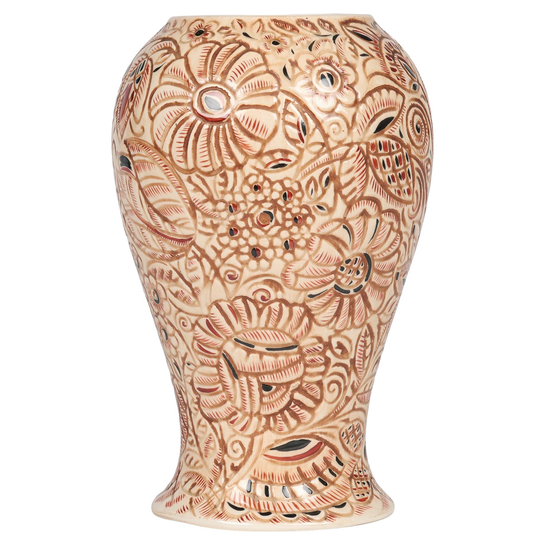 Vaso in ceramica d'arte modellata floreale di metà secolo Clarence E Blackburn in vendita