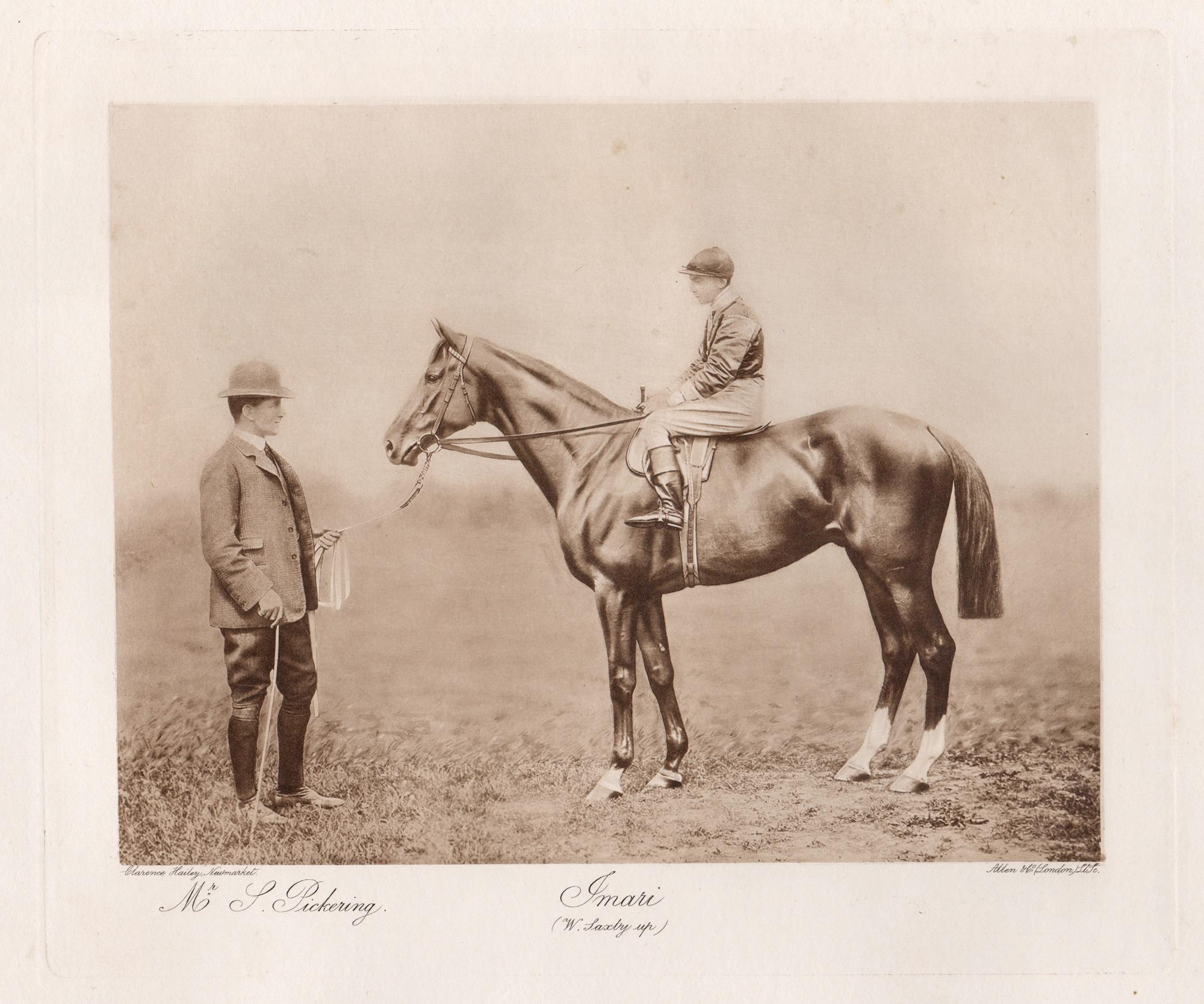Imari (monté par W. Saxby), cheval de course, photogravure sépia sur le thème des courses hippiques, 1906