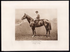 « Pretty Polly », cheval de course anglais ; photogravure sépia sur le thème des courses hippiques, 1906