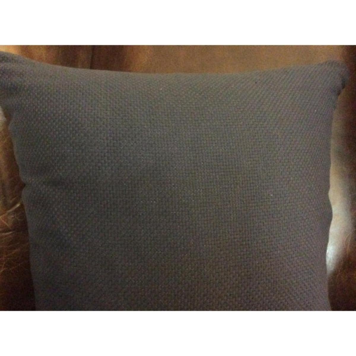 Américain Oreiller en duvet de velours découpé noir et blanc de Clarence House en vente