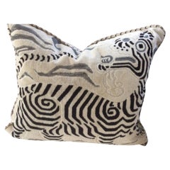 Cuscino con imbottitura in piuma di velluto tagliato bianco e nero di Clarence House