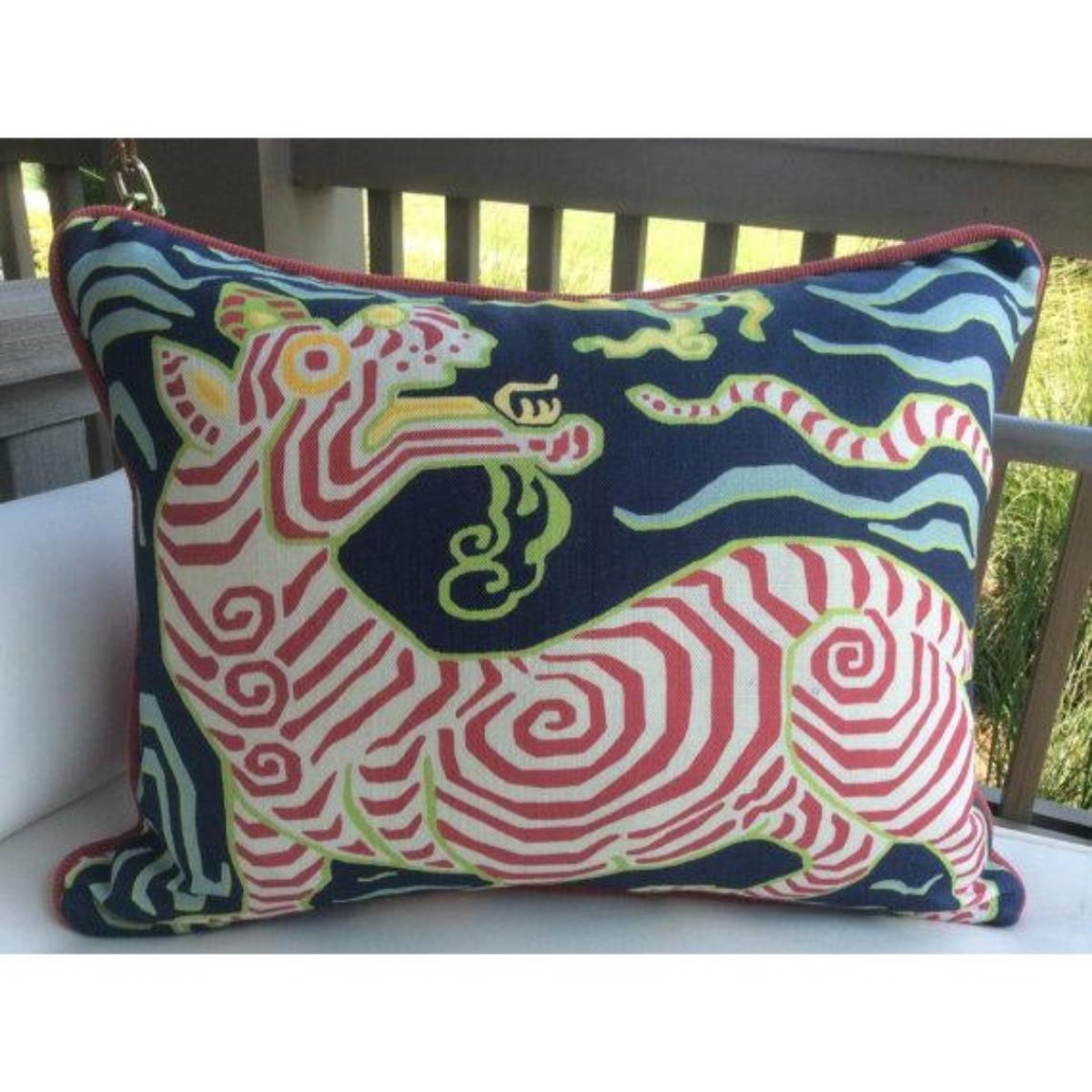 Un favoloso design stampato da Clarence House! Tibet Dragon è un drago/tigre esotico e stilizzato stampato su uno sfondo di lino blu scuro. Con vortici di rosa caldo, verde lime e acqua, questo design unico è semplicemente stupendo! Con il retro e