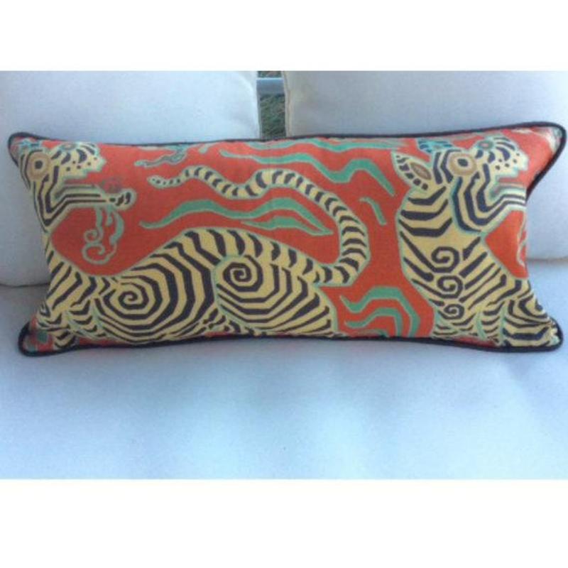 Un favoloso design stampato da Clarence House! Tibet Dragon è un drago/tigre esotico e stilizzato stampato su uno sfondo di lino rosso pomodoro (cinabro). Questo design unico è semplicemente stupendo: contiene vortici di cioccolato e senape. Con il