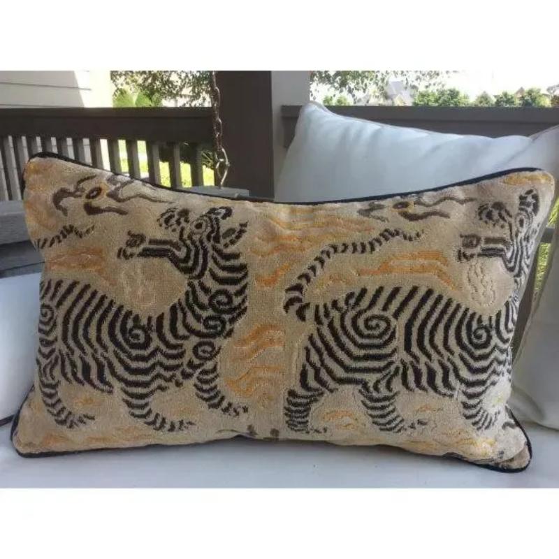 Fabuleuse conception tissée de Clarence House ! Tibet Dragon est un dragon/tigre exotique et stylisé, tissé sur un doux fond beige. Transformés en housses de coussin, ils présenteront des tourbillons de noir et de moutarde, et seront cordés et