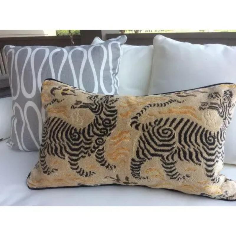 Américain Oreiller en velours Dragon du Tibet de Clarence House en vente