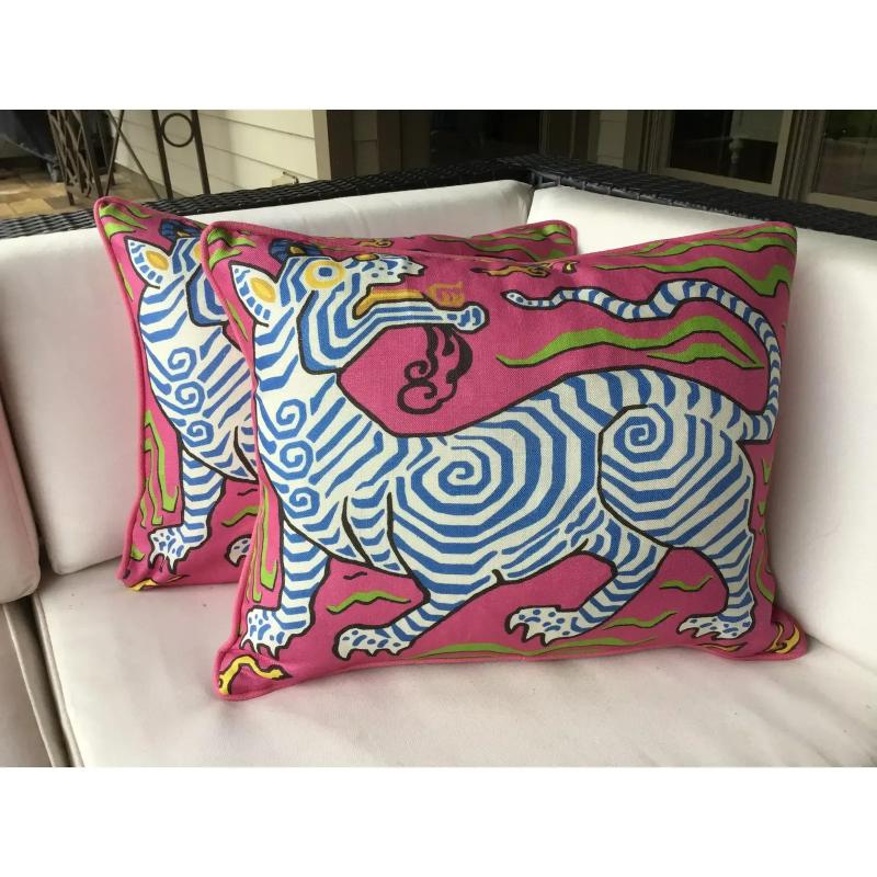 Un favoloso design stampato da Clarence House! Tibet Dragon è un drago/tigre esotico e stilizzato stampato su uno sfondo rosa caldo. Con vortici di verde lime e azzurro, con tocchi di giallo limone, il suo design unico è semplicemente stupefacente.