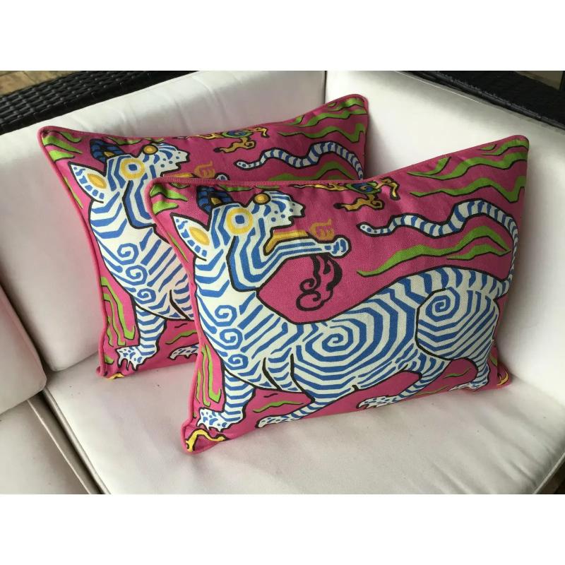 Americano Cuscino con imbottitura in piuma d'oca rosa e blu di Clarence House Tibet Dragon in vendita