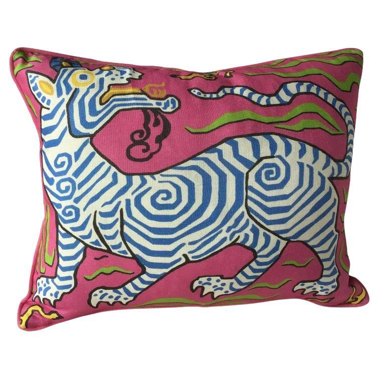 Cuscino con imbottitura in piuma d
oca rosa e blu di Clarence House Tibet Dragon in vendita