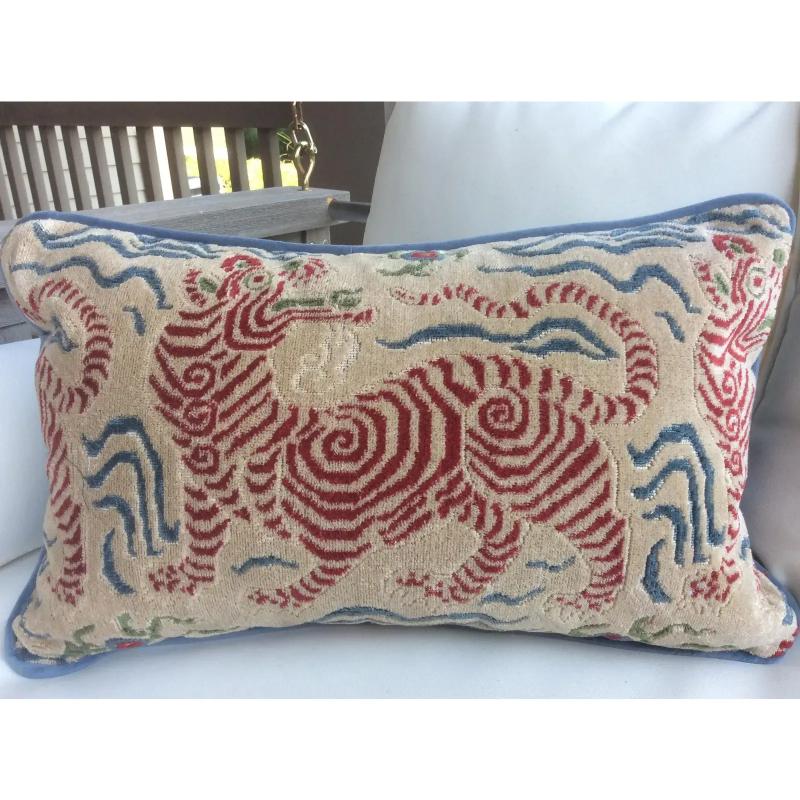 Un favoloso velluto di Clarence House. Il cuscino Tibet Dragon in scala ridotta, di colore rosso, è un velluto tagliato con un drago stilizzato su un morbido sfondo color farina d'avena. Ci sono colori d'accento come il blu polvere, il rosso e il